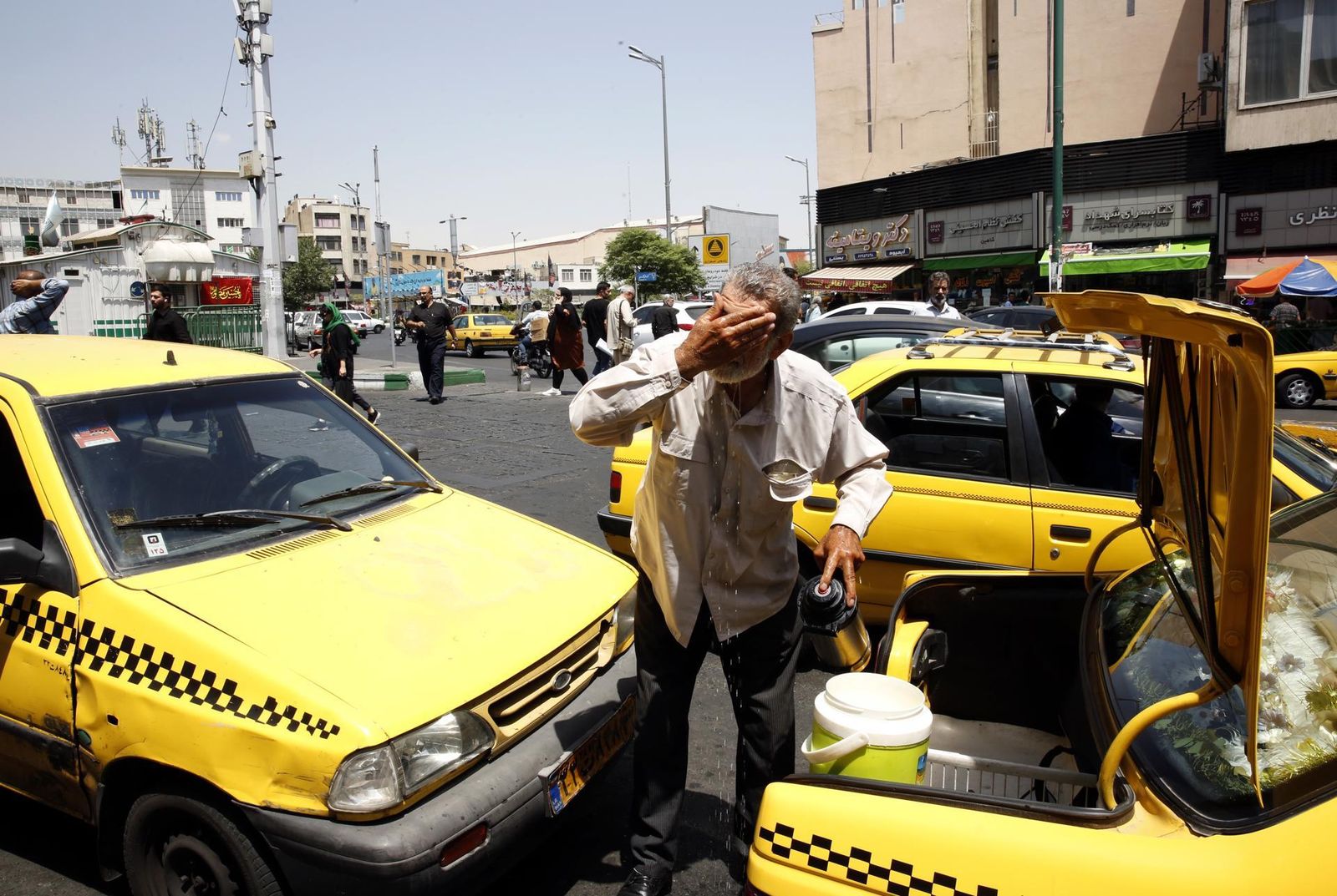 Un taxista se refresca en Teherán, Irán, en la actual ola de calor