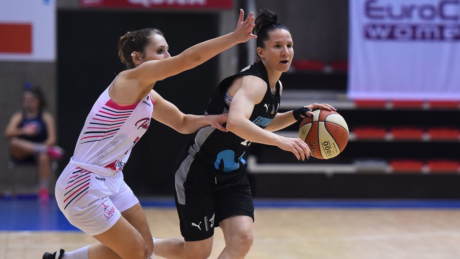 Estudiantes femenino ante el Lieja