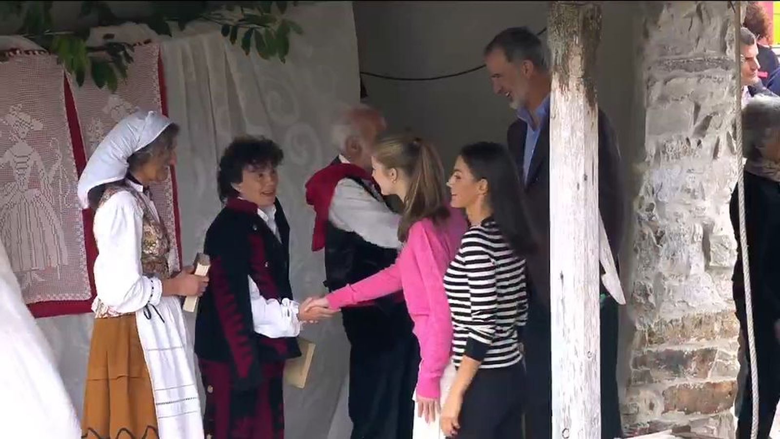 El Rey afirma que "la mejor Asturias" está "orgullosa" de sus raíces a la vez que "mira al futuro"