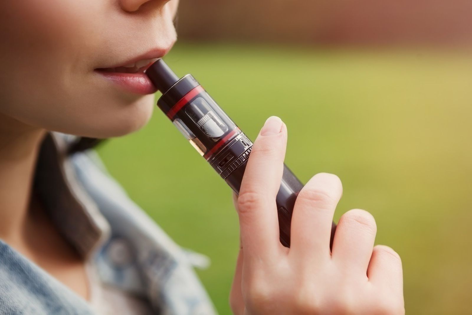 Persona usando un vapeado