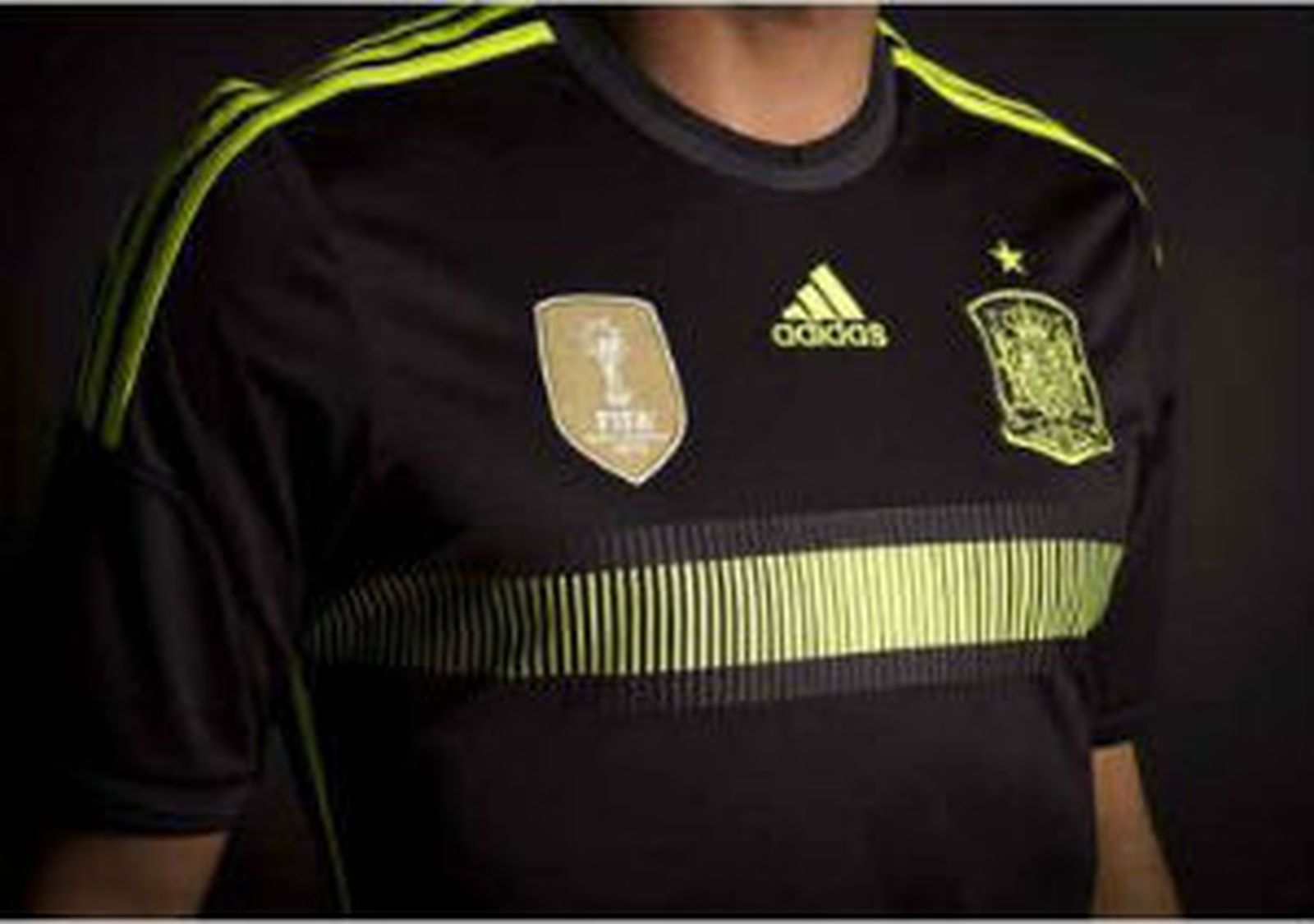 Camiseta negra de España en Brasil 2014