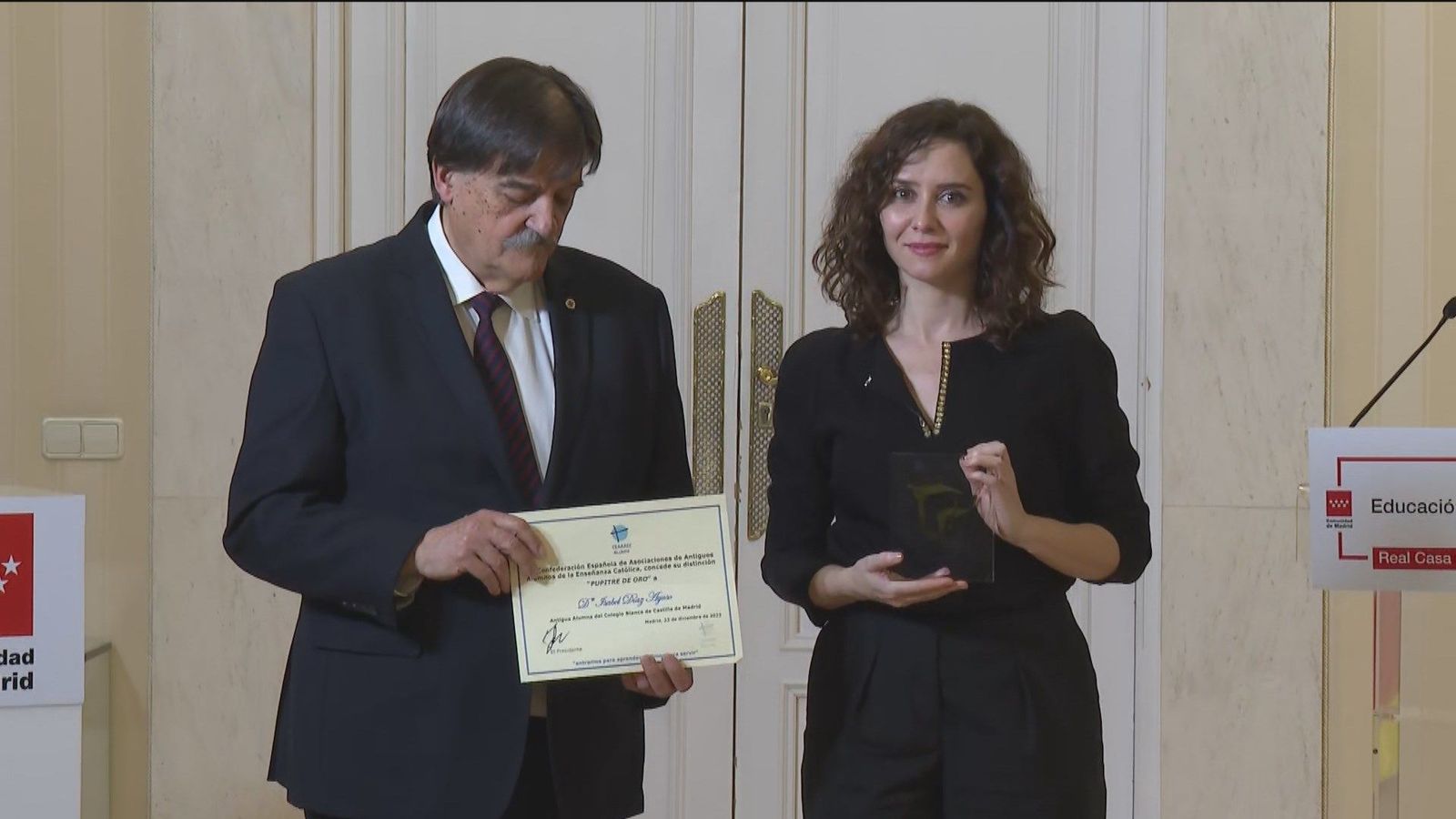 Ayuso recibe el premio 'Pupitre de oro' de asociaciones católicas por su "protección" de la enseñanza y las familias