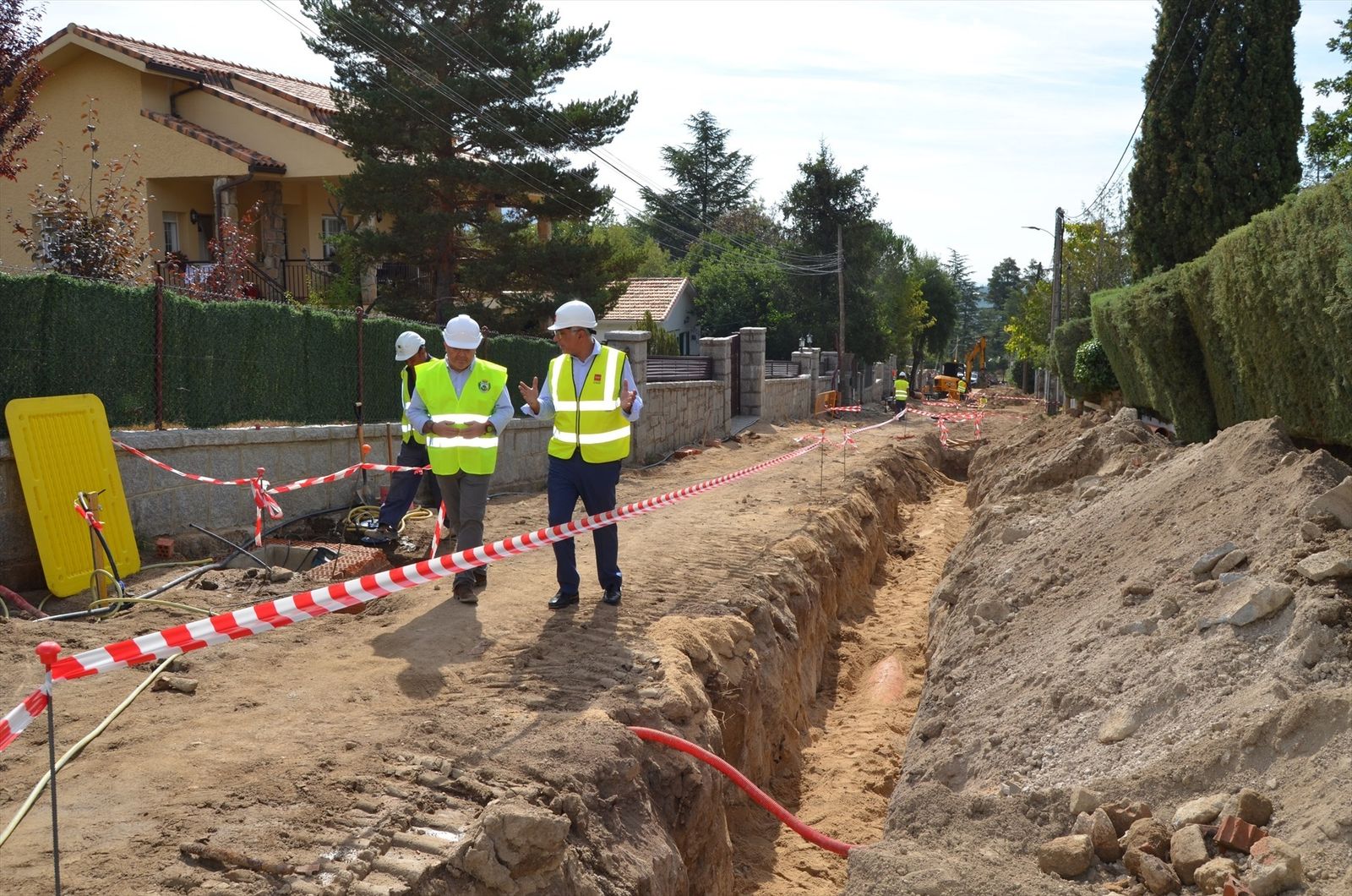 El consejero de Administración Local y Digitalización, Carlos Izquierdo, visita Cercedilla para conocer actuaciones en pavimentos de calles