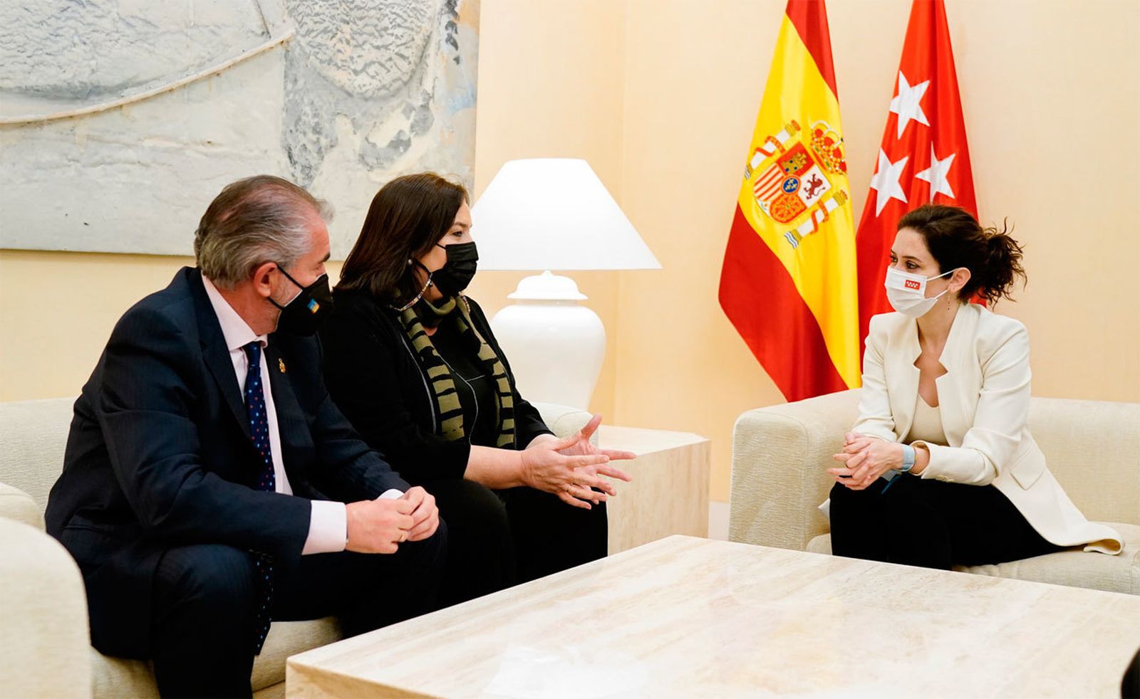 Díaz Ayuso recibe a la presidenta de la Asociación de Víctimas del Terrorismo en la Real Casa de Correos