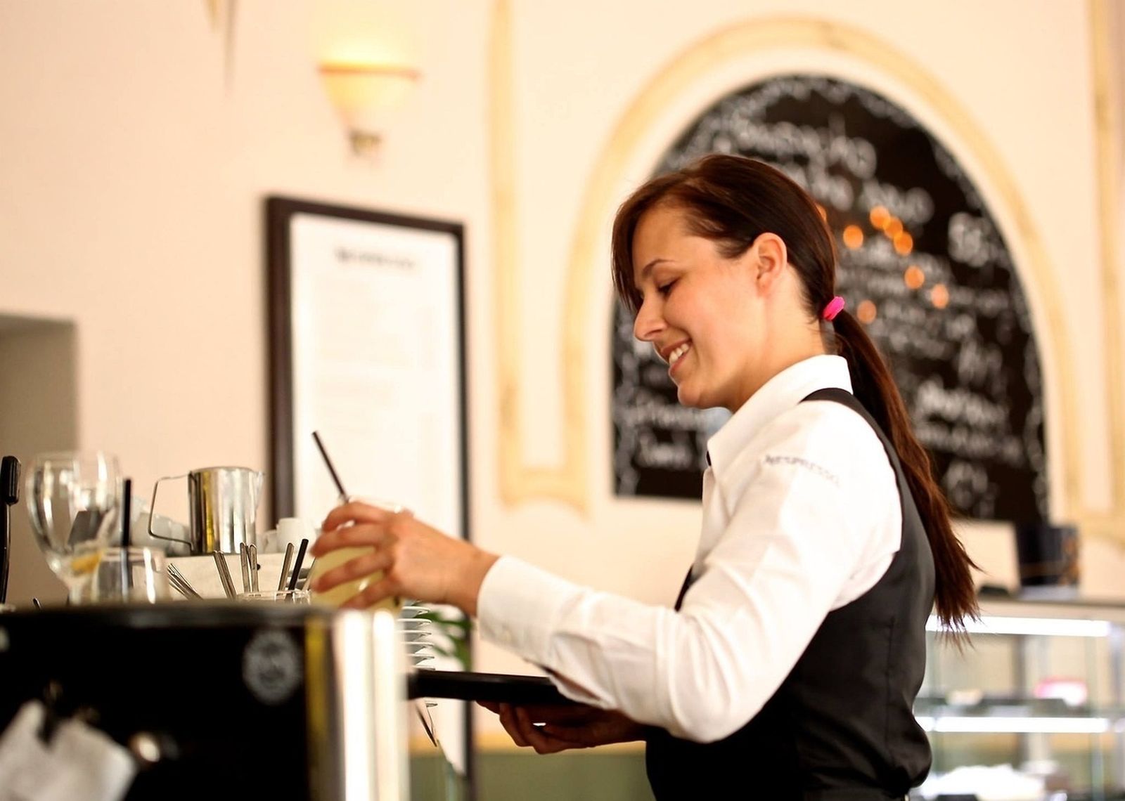 Camarera en una cafetería