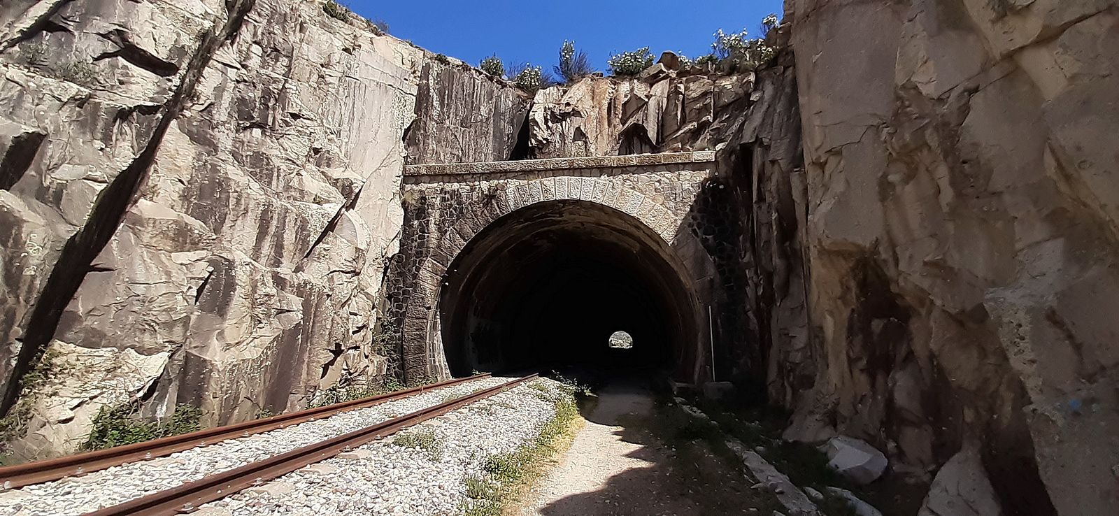 Túnel de la línea Madrid-Burgos cerca de la estación de Bustarviejo