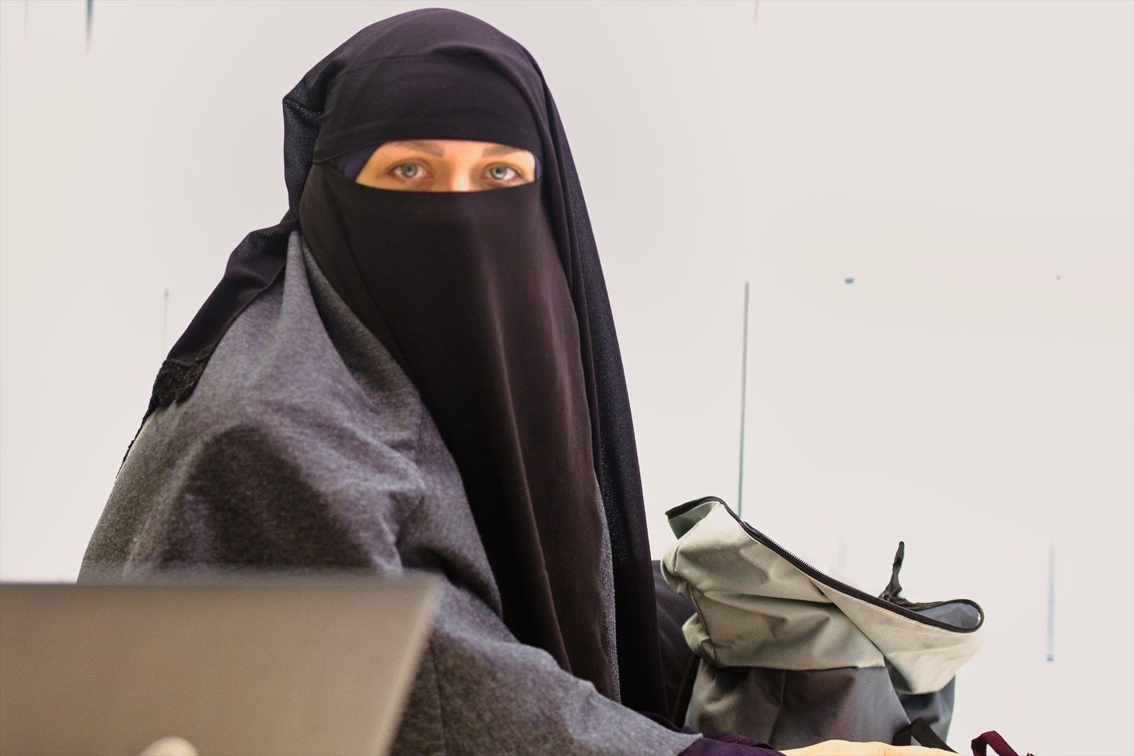 Alcalá de Henares veta el acceso a edificios municipales con el rostro cubierto, como con el nicab o el burka