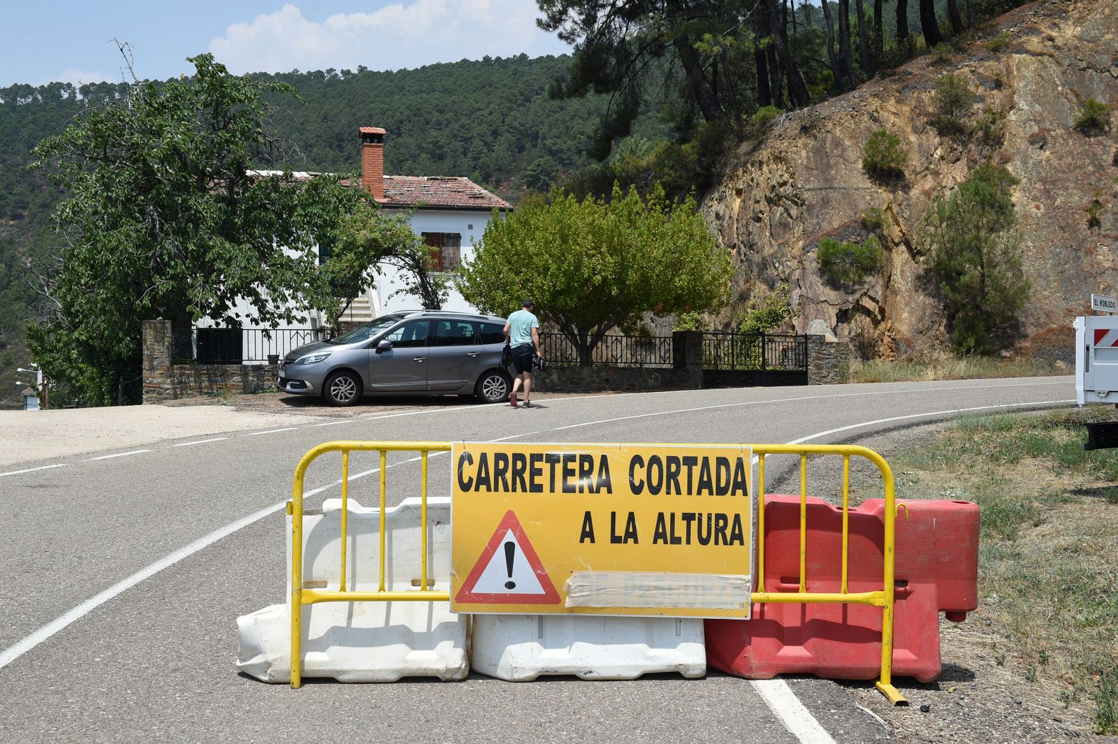 Carretera cortada por un incendio forestal