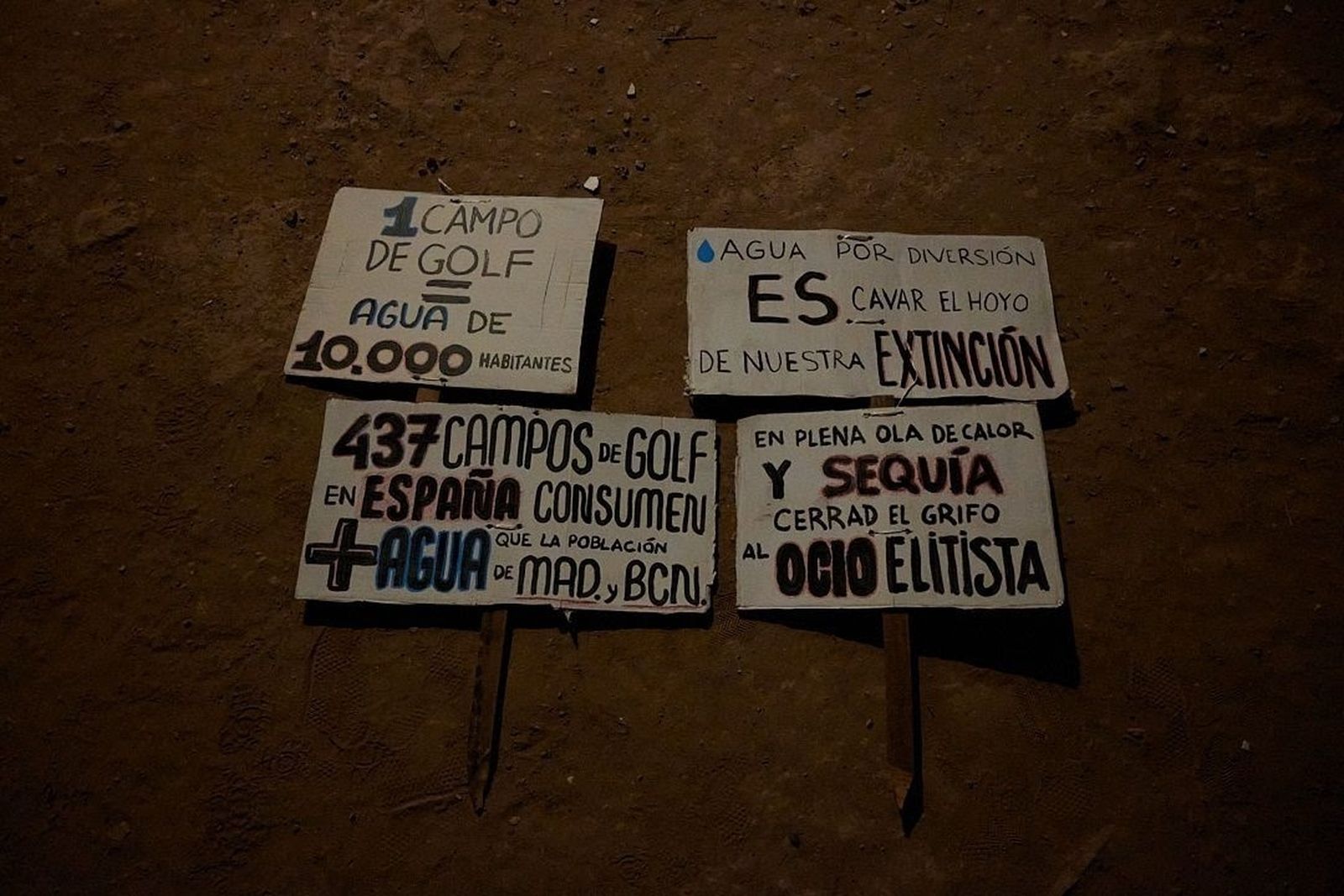 Activistas climáticos tapan hoyos de golf en España por su consumo de agua