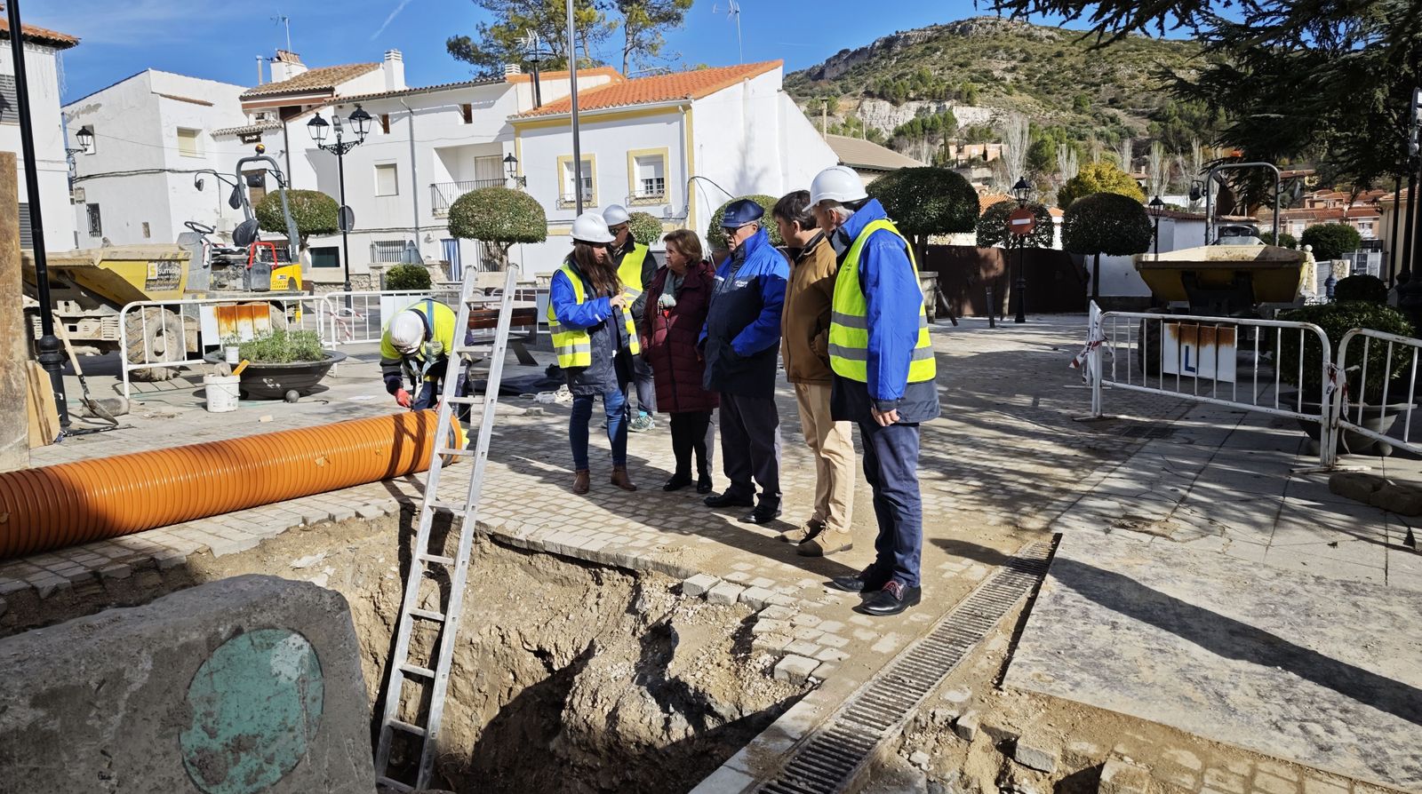 Visita institucional a las obras del renovación del alcantarillado en Villar del Olmo