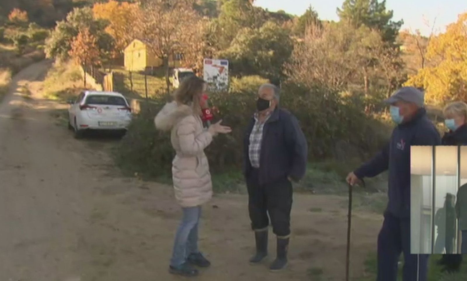 Los vecinos de El Cuadrón recorren más de un kilómetro por el arcén de la M-604 para tirar la basura