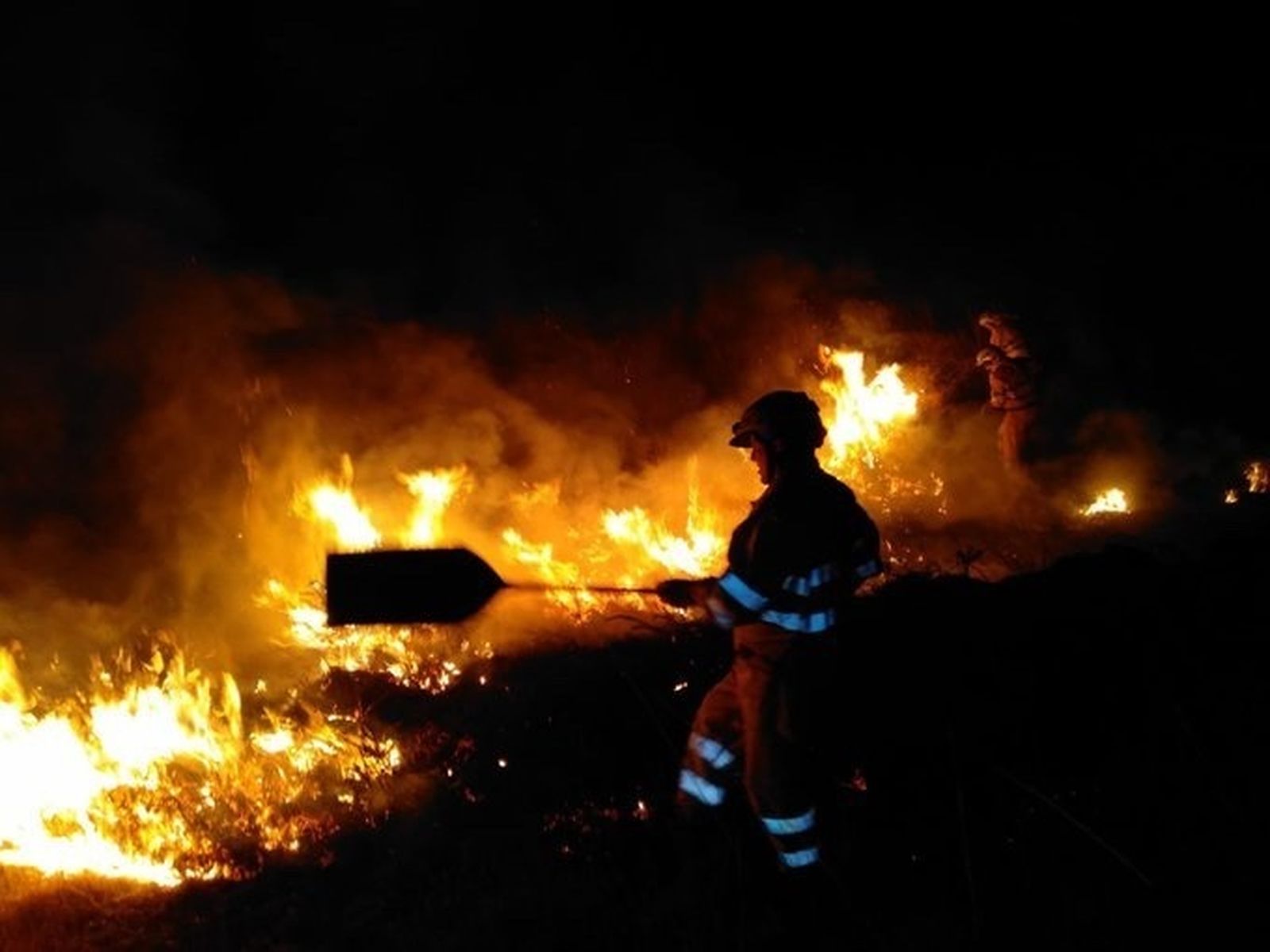 Bombero trabajando en las labores de extinción de un incendio