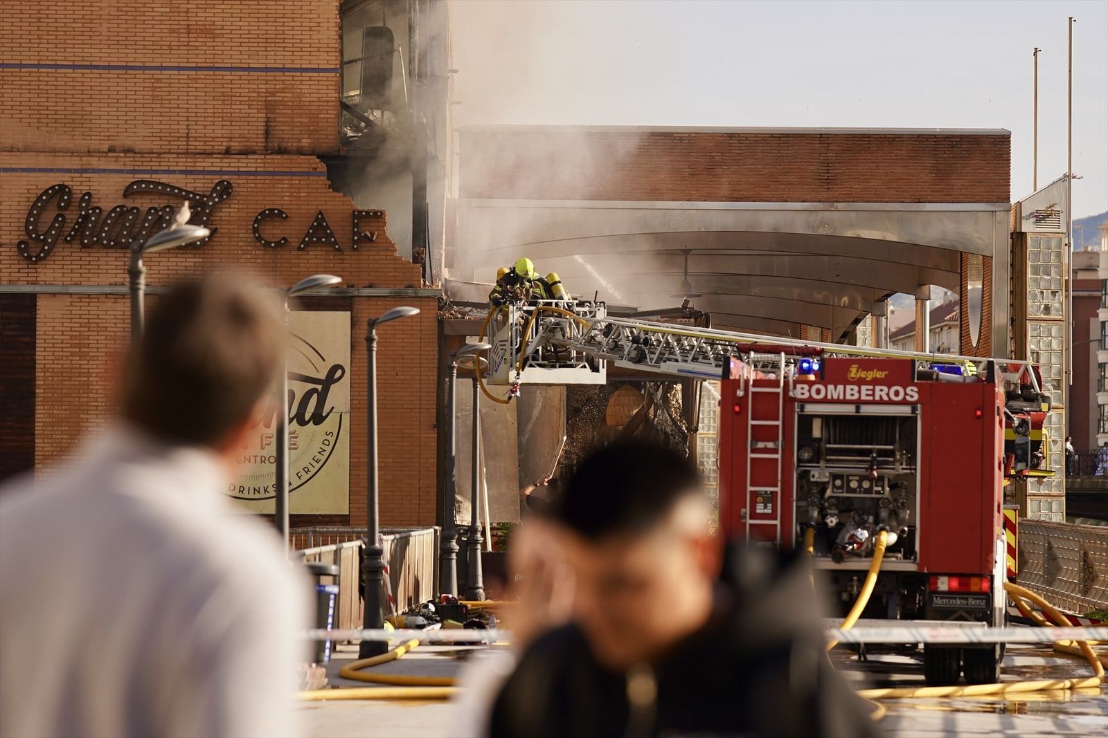 Bomberos trabajan en la extinción del incendio de un hotel en Málaga