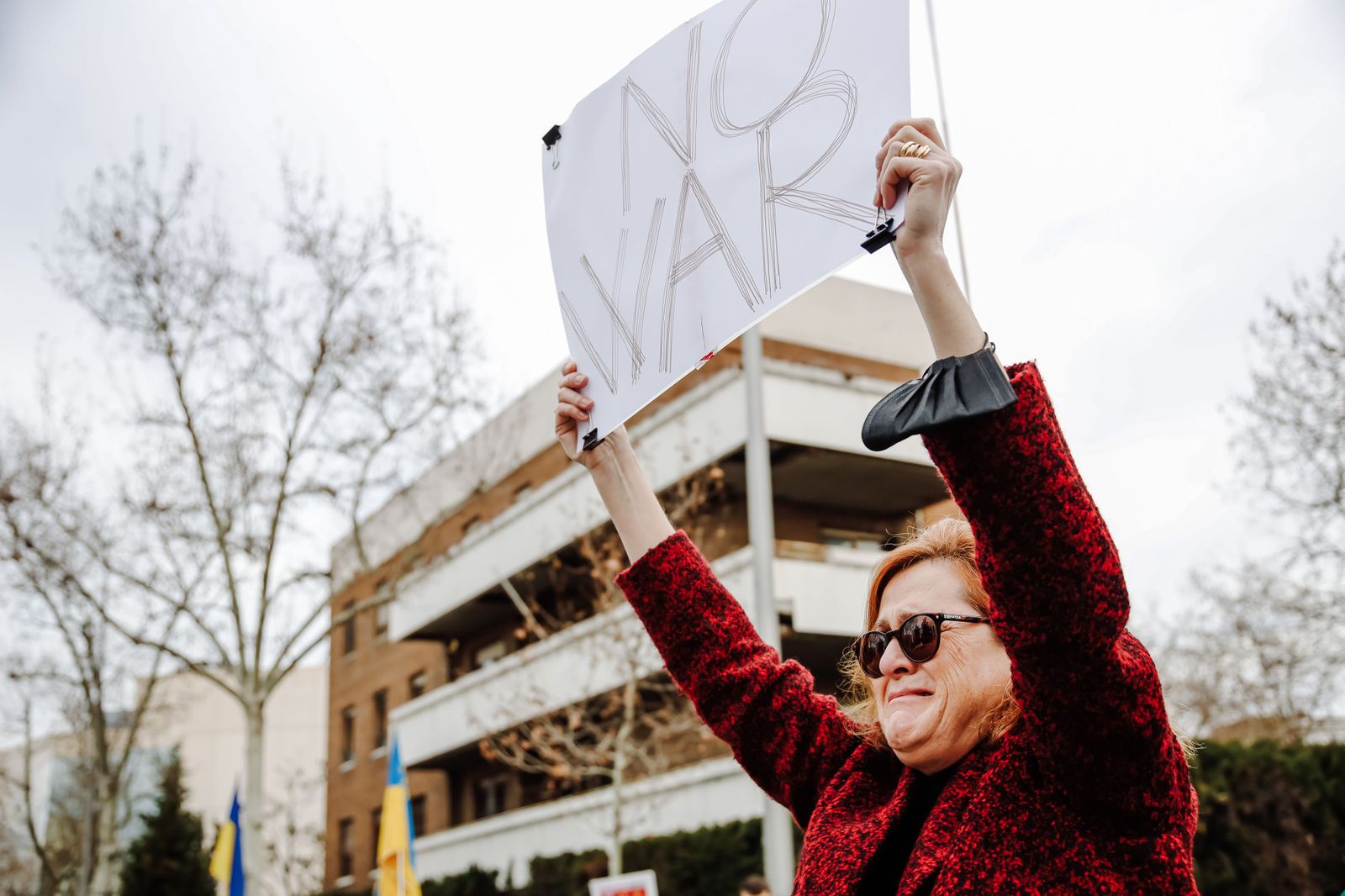 Protestas ante la embajada de Rusia en Madrid: “Putin es un loco y un asesino"