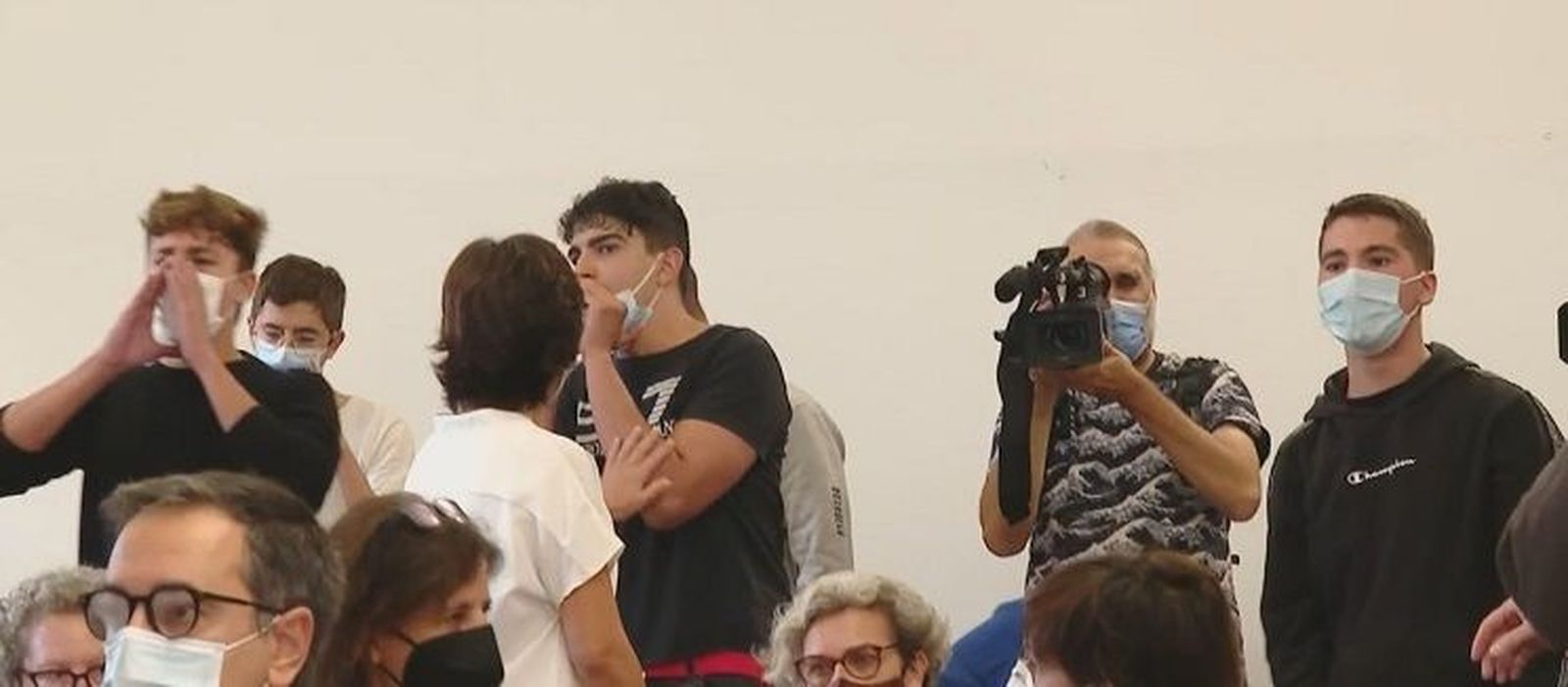 Jóvenes de ultraizquierda interrumpen un acto de Ada Colau sobre vivienda