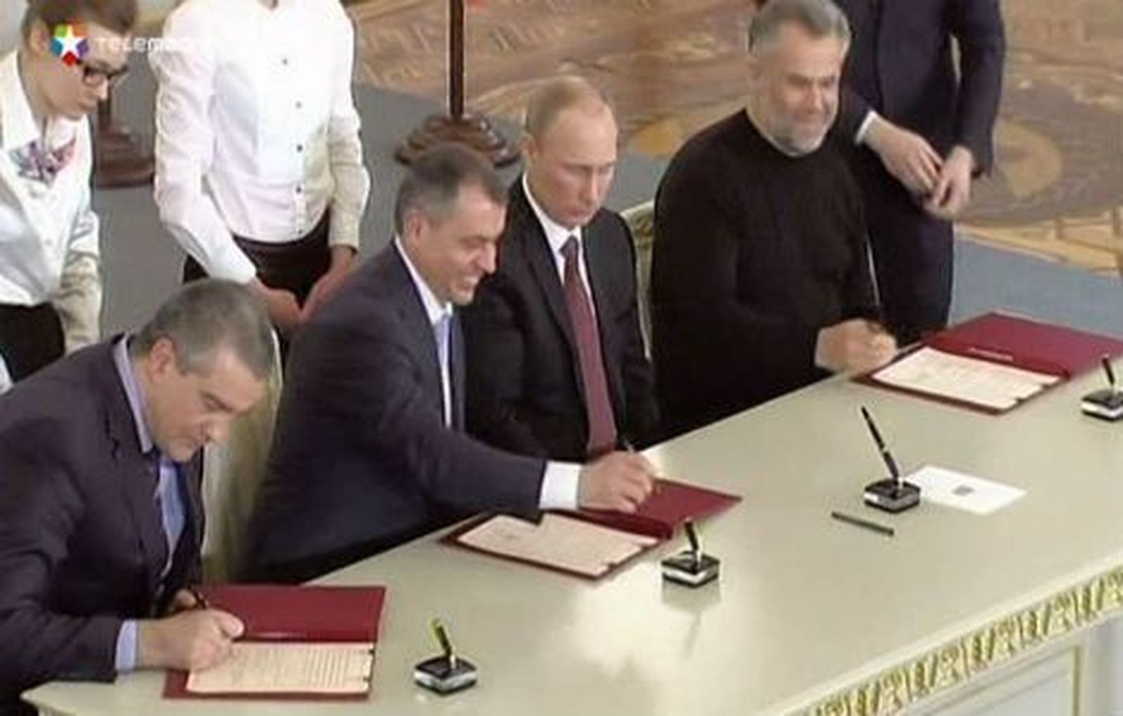 Putin y los líderes de Crimea y Sebastopol firman el acuerdo de integración