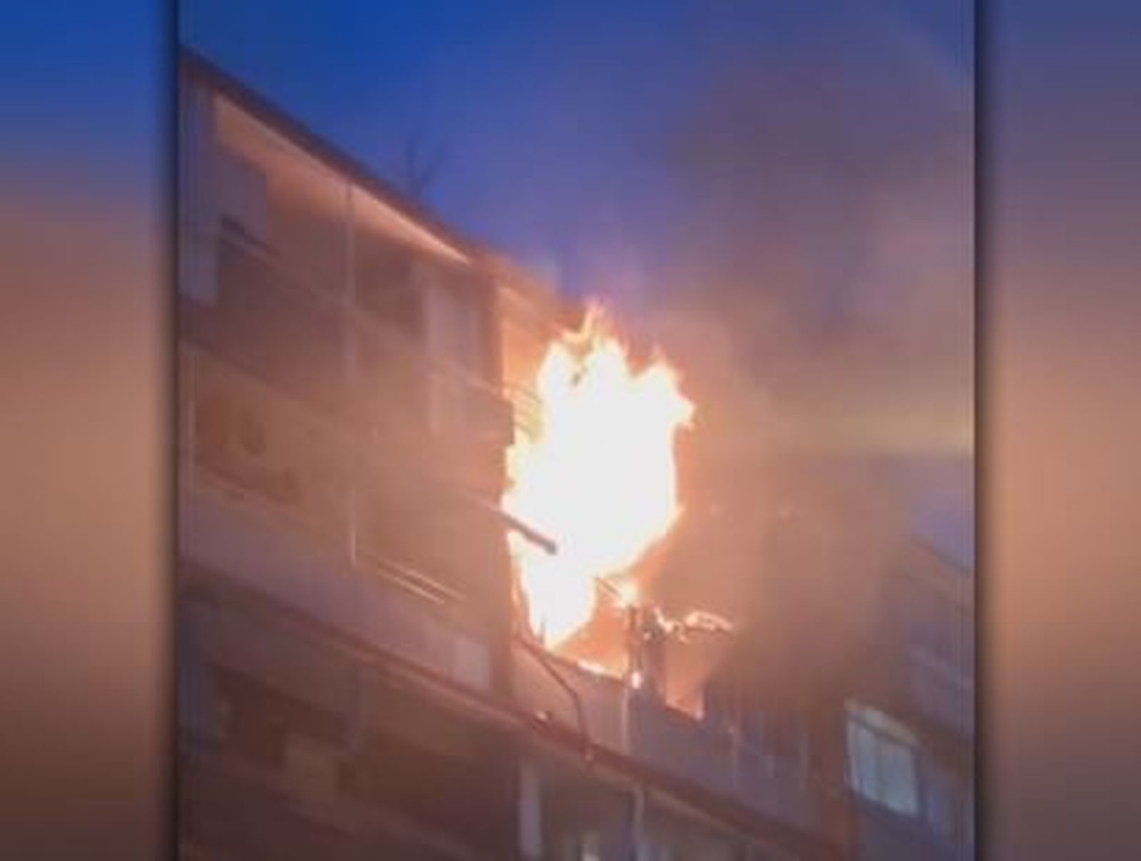 Herida grave una mujer por inhalación de humo en el incendio de una vivienda en la calle Sánchez Preciado