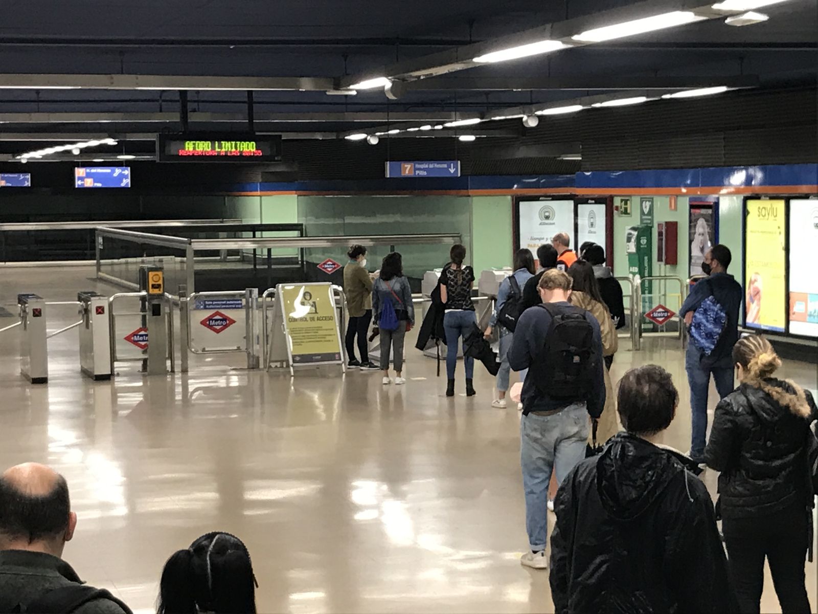 Largas colas en el acceso al metro en Alonso Cano