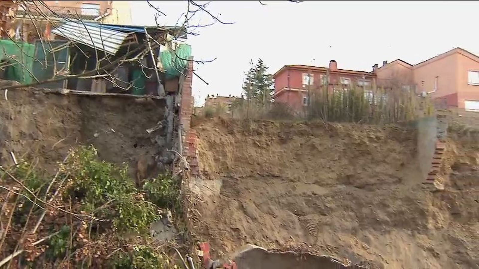 Chalets suspendidos en el aire y derrumbe de muros en Arroyomolinos