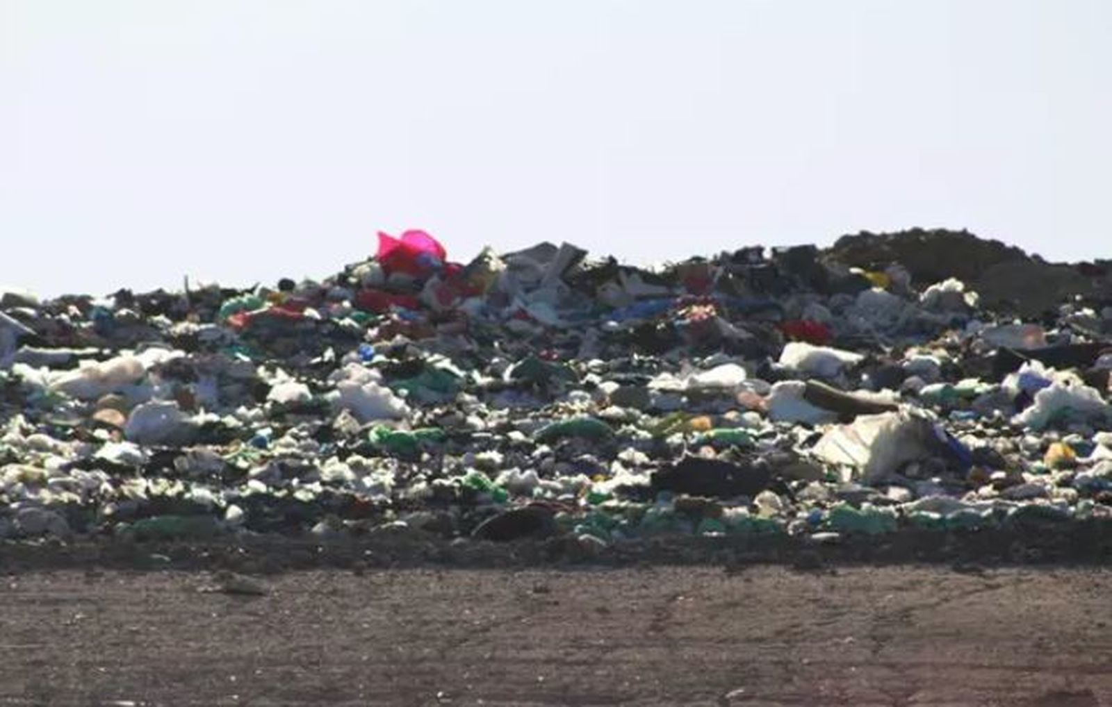 Ecologistas denuncian los olores nauseabundos provenientes  del vertedero que sufren los vecinos de Pinto