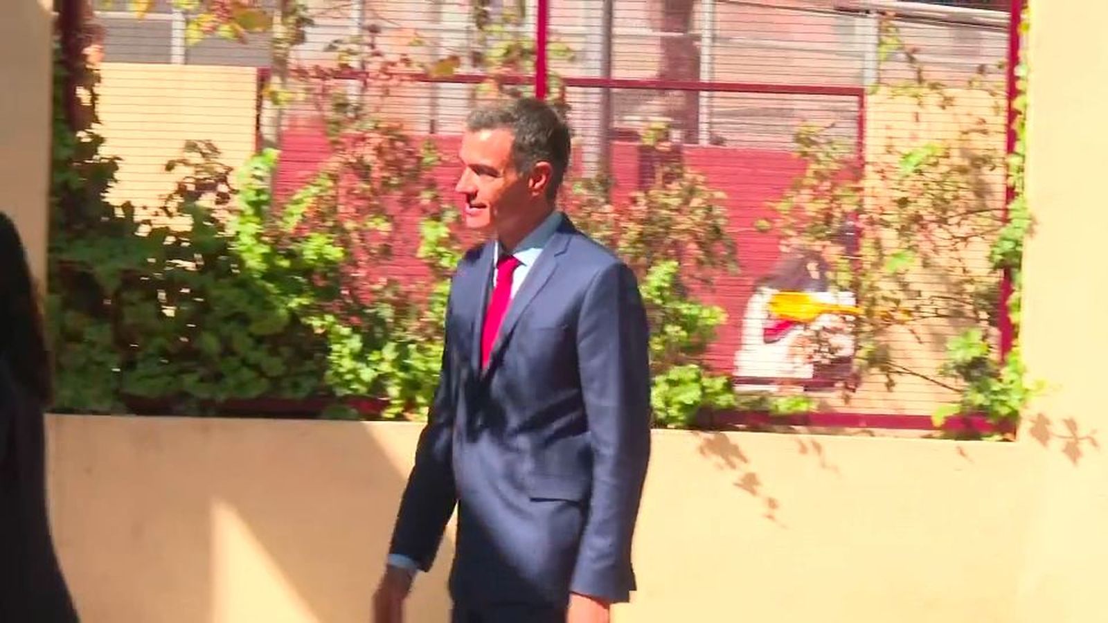 Reciben con abucheos a Pedro Sánchez y Óscar López en su visita a una escuela de Getafe