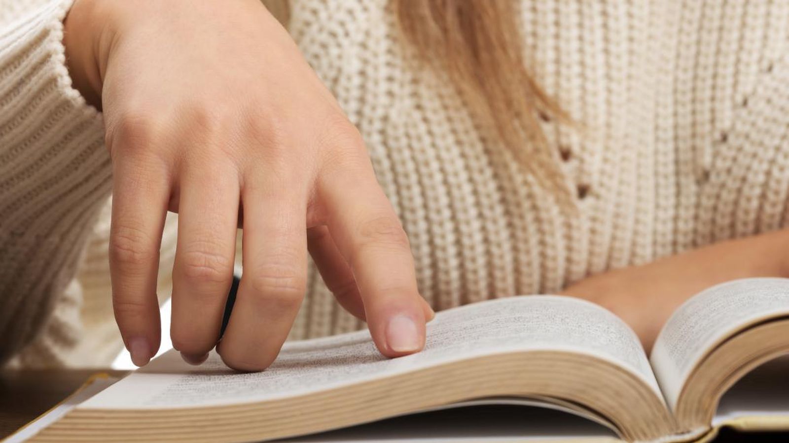 Una joven lee un libro