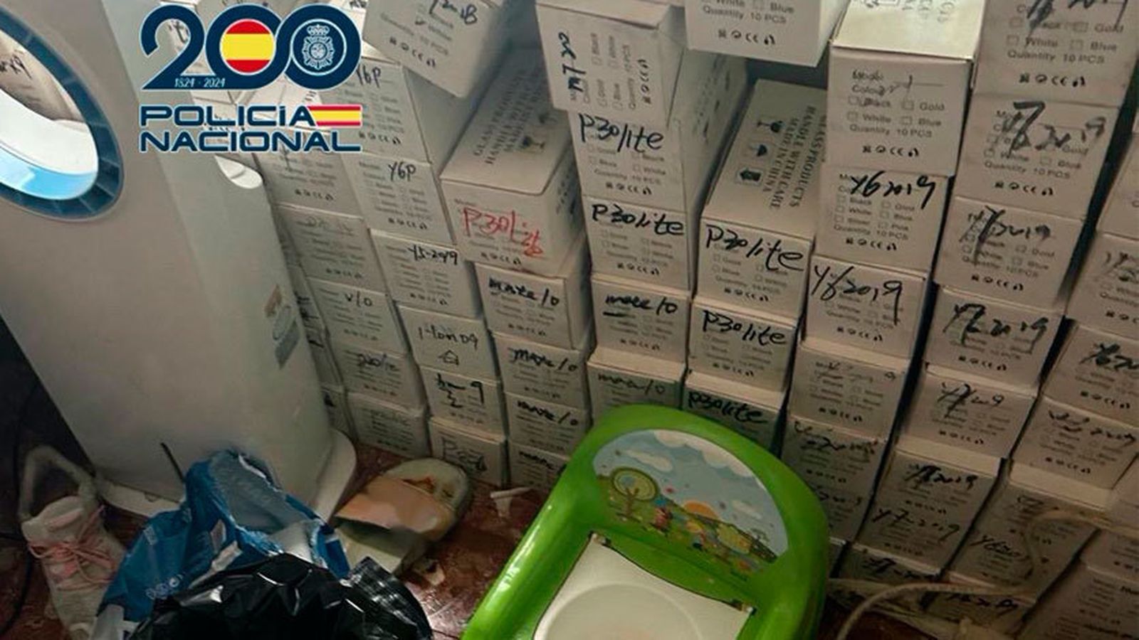 Liberan a una mujer retenida por su padre para que  arreglara móviles en un piso de Usera