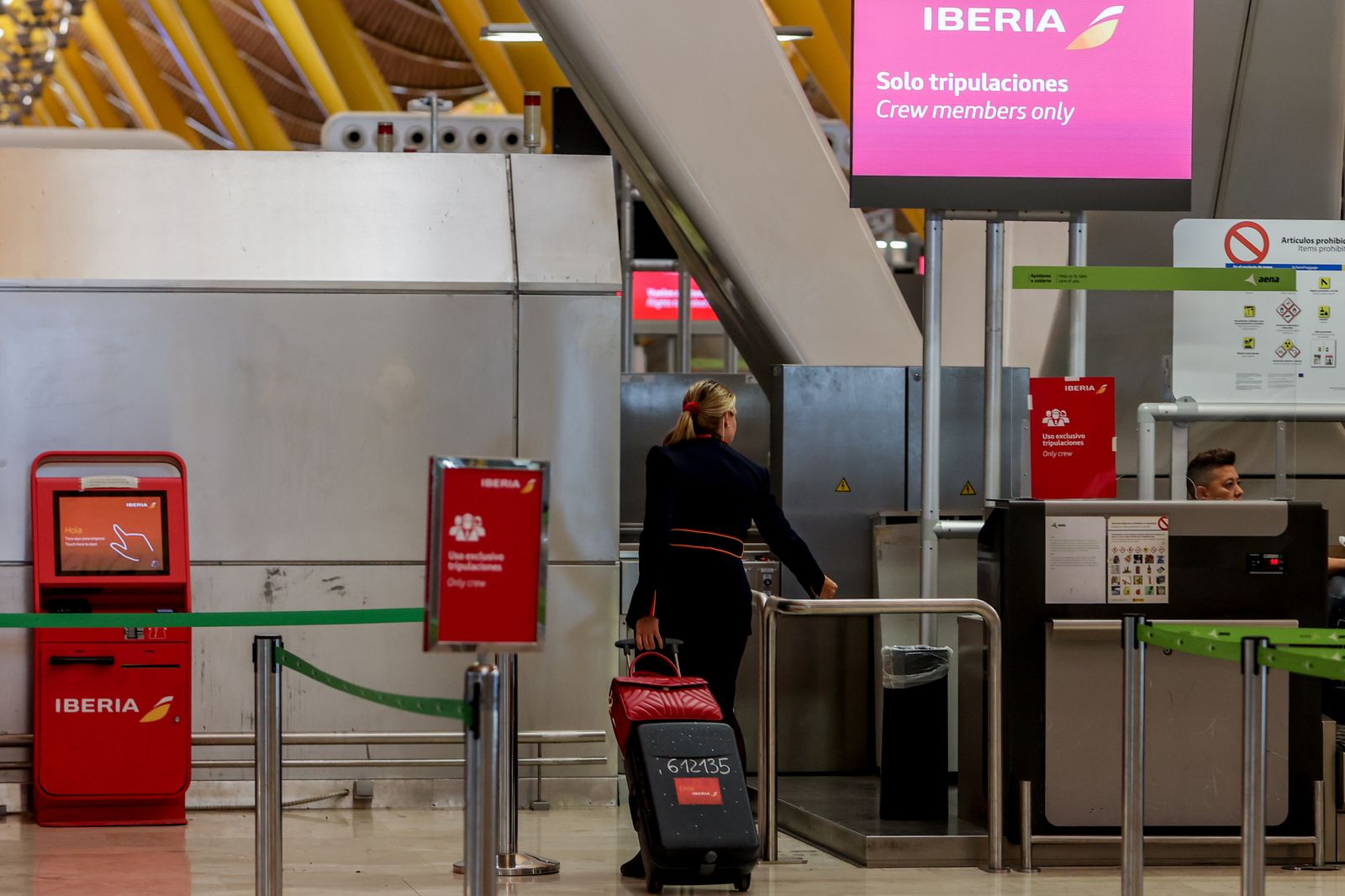 Azafata en la zona de facturación de Iberia
