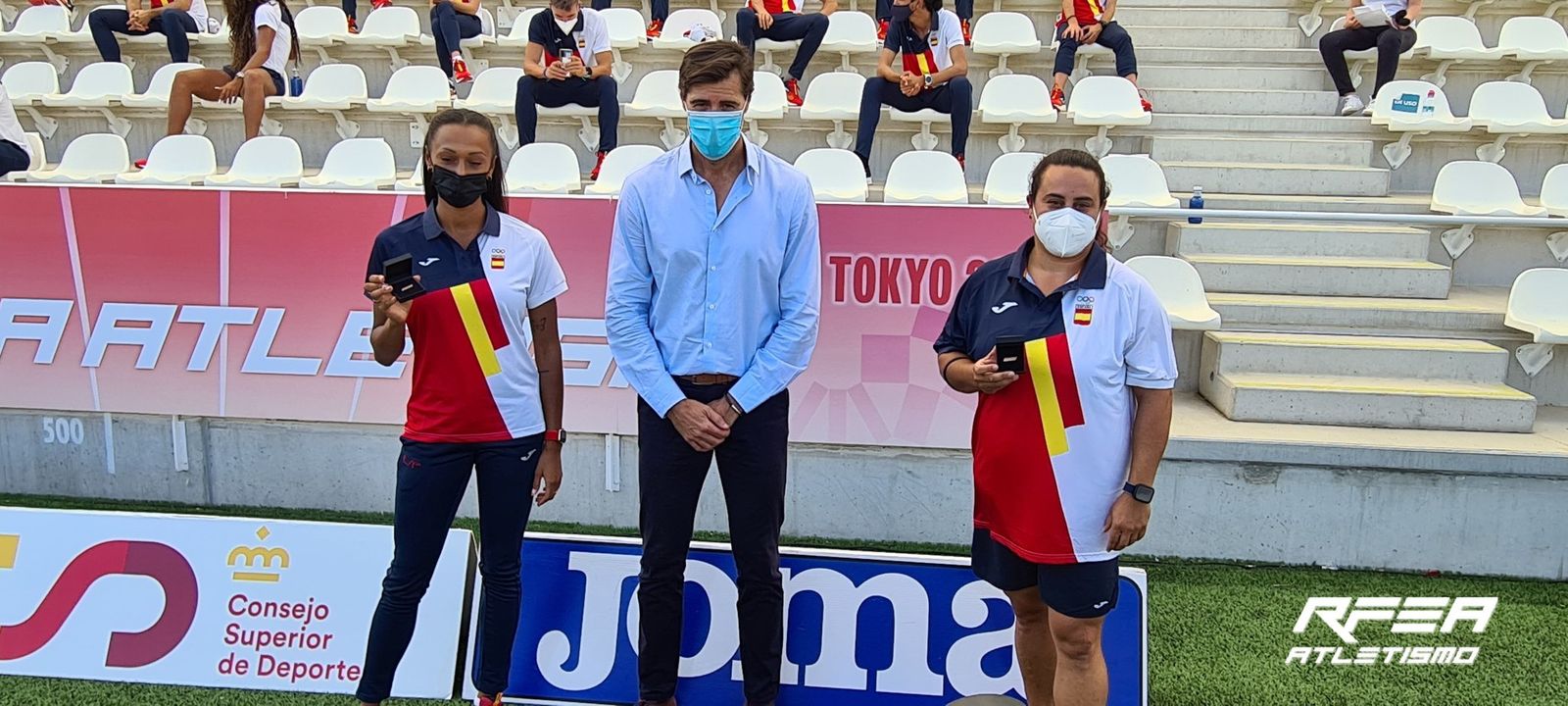 Ana Peleteiro, a la izquierda, junto al presidente de la RFEA