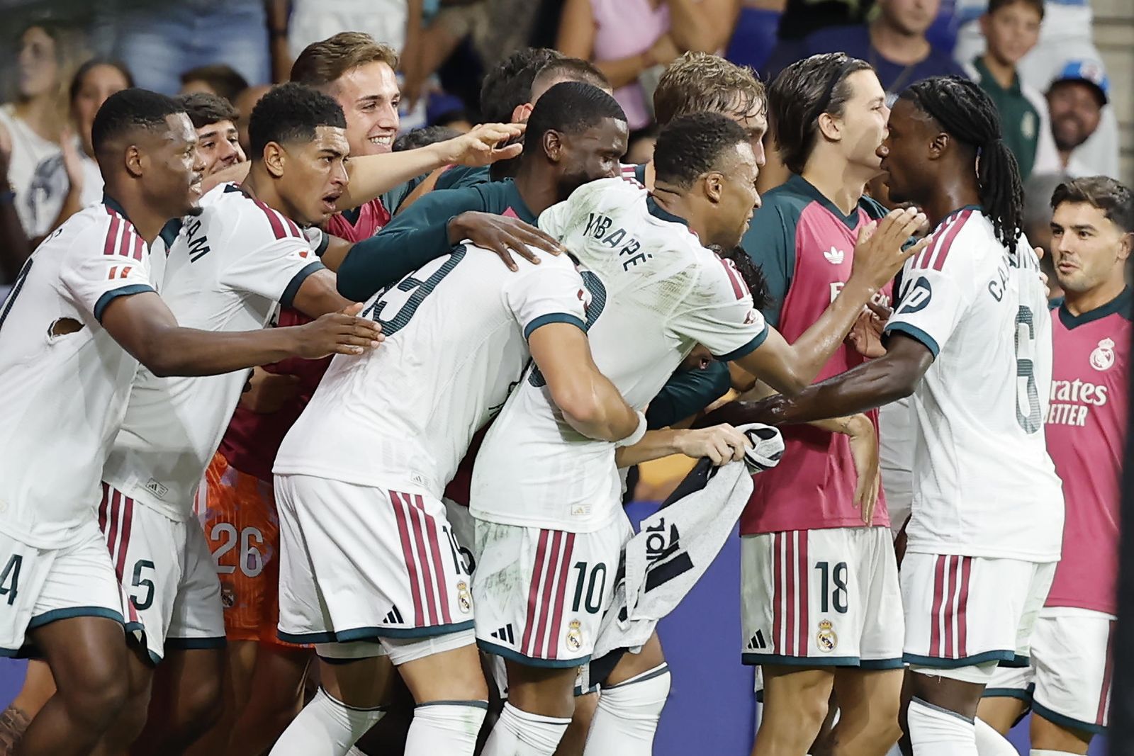 Los jugadores del Real Madrid celebran el 1-2 ante el Español