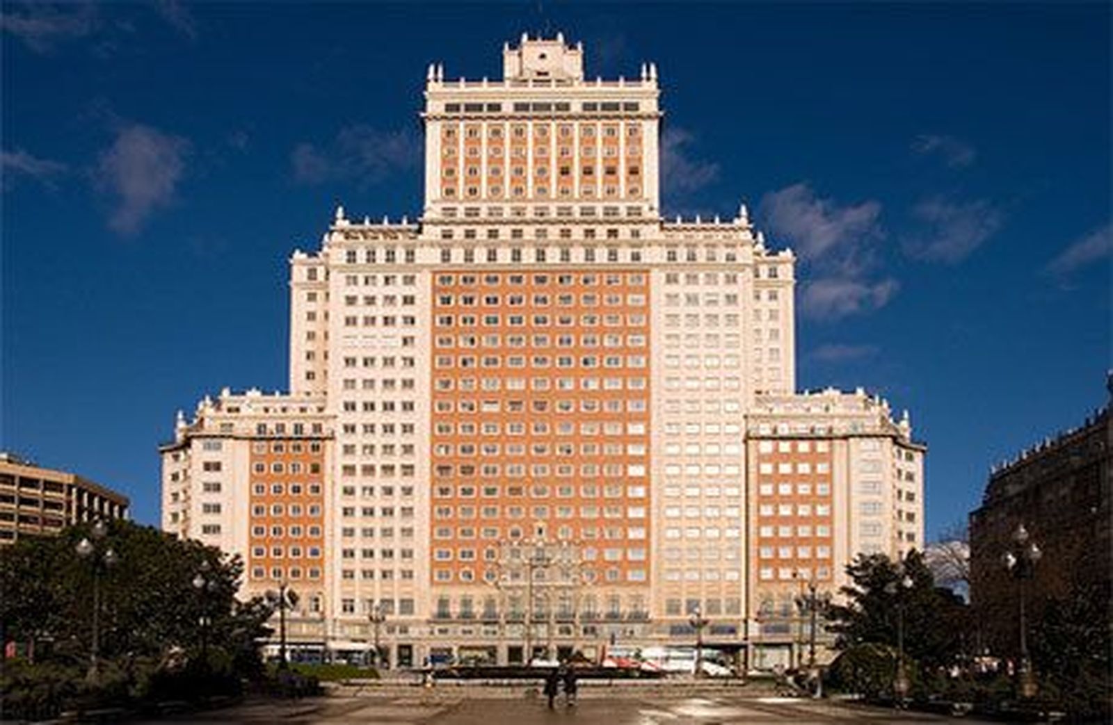 El Ayuntamiento no permite que Wanda tire la fachada del Edificio España para reconstruirla