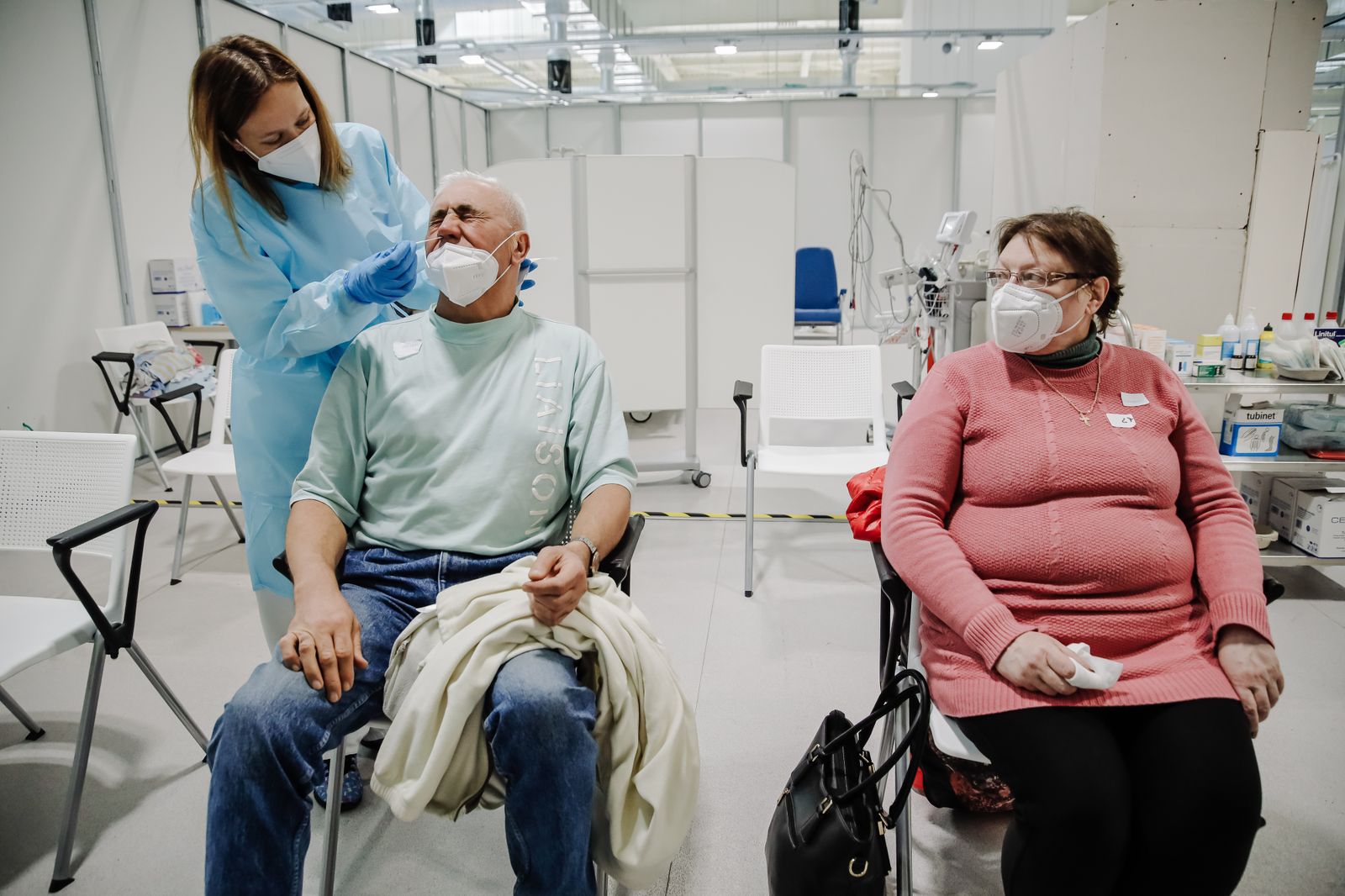 Una sanitaria realiza pruebas Covid a dos refugiados de Ucrania
