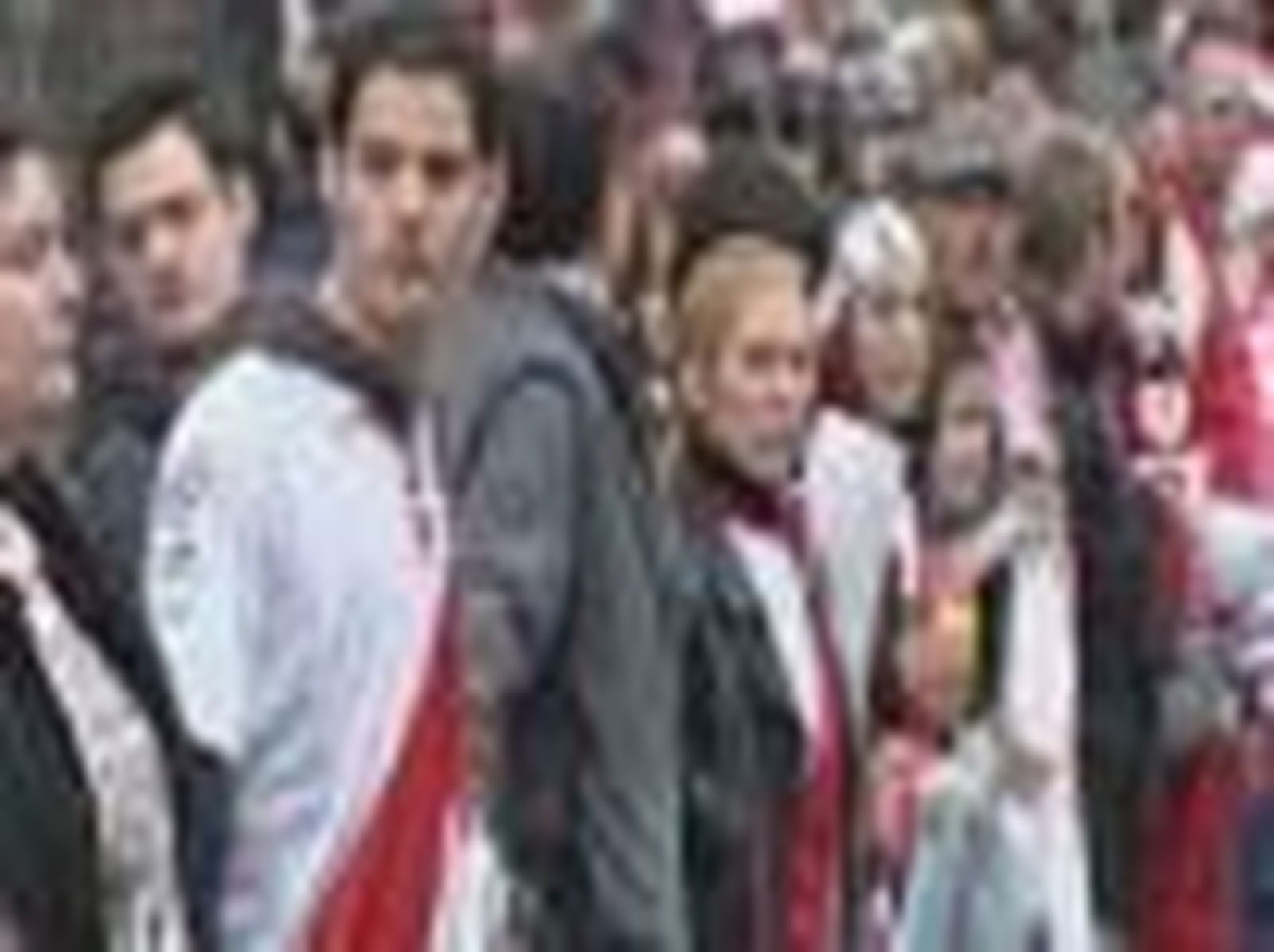 Los jugadores del Rayo Vallecano salen al campo pidiendo que se les pague