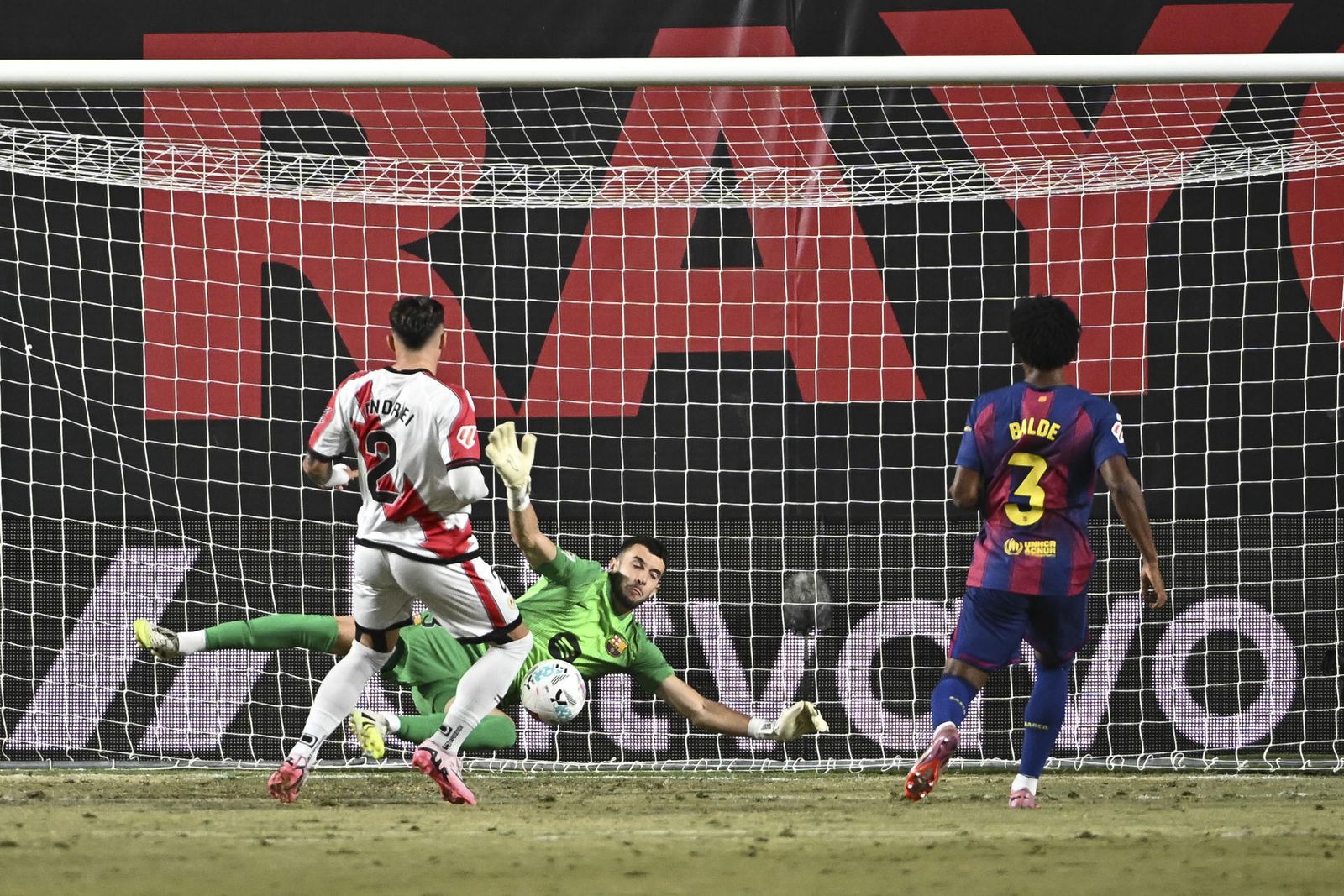 Joan García detiene un balón durante el partido de LaLiga entre el Rayo Vallecano y el Barcelona
