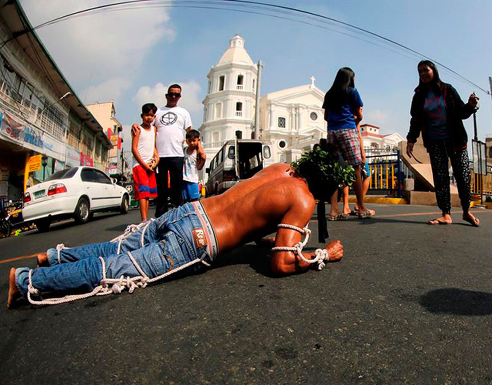 Un penitente se arrastra por el suelo para llegar a la iglesia en San Pedro Cutud en San Fernando al norte de Manila