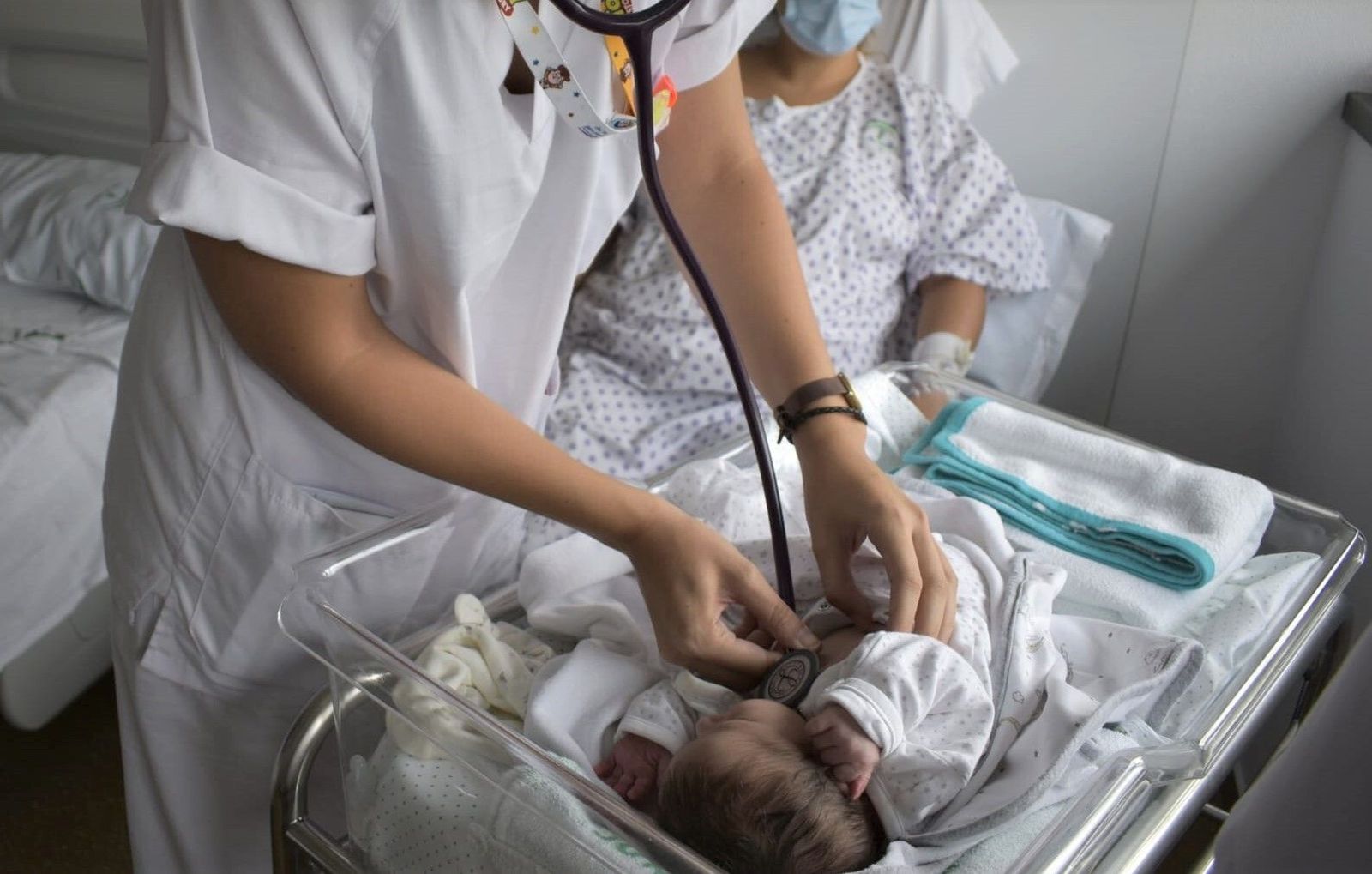 Los pediatras recuerdan que no existe tratamiento para la bronquiolitis y que puede complicarse en bebés