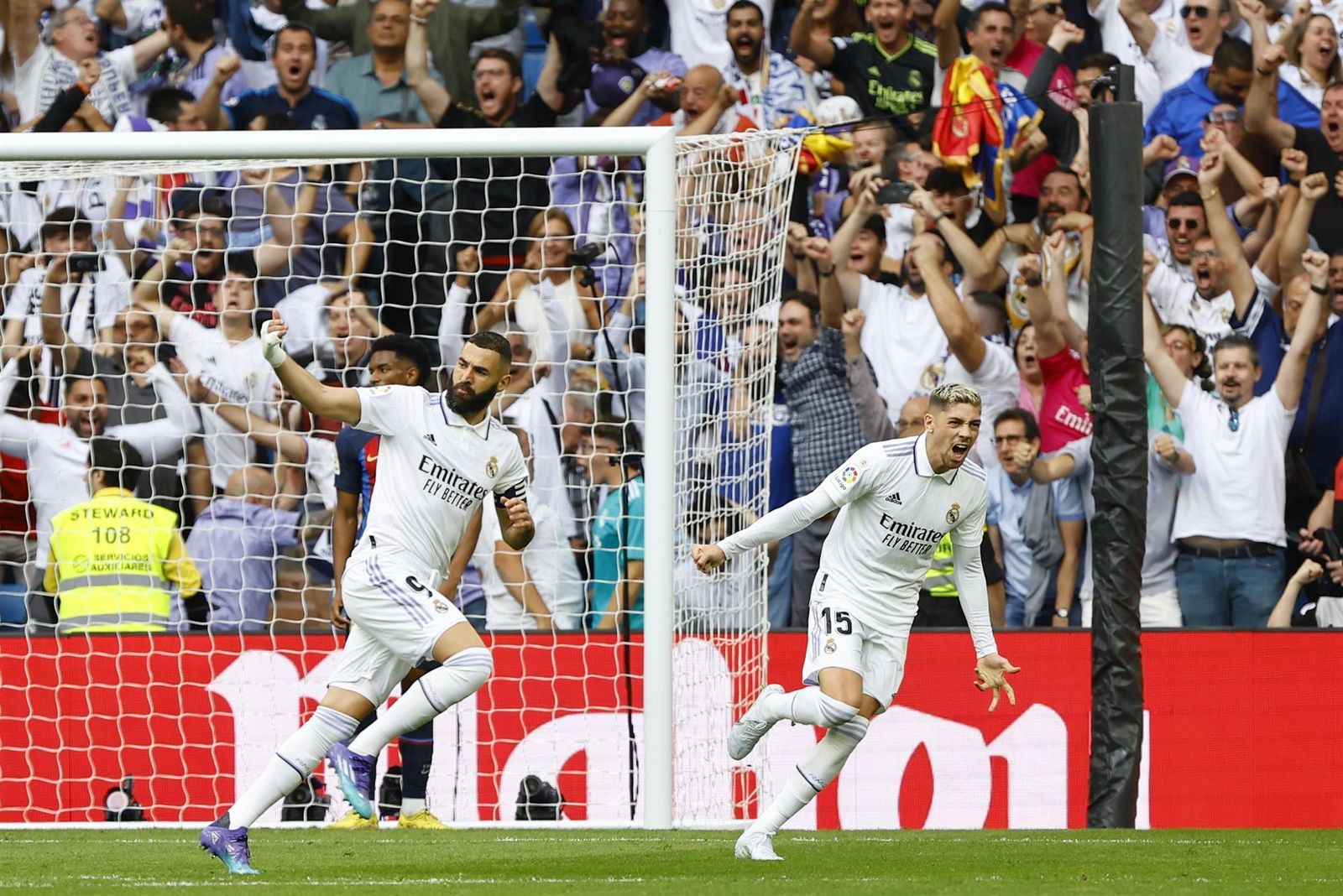 Benzema celebra el 1-0, su reencuentro con el gol en el Bernabéu
