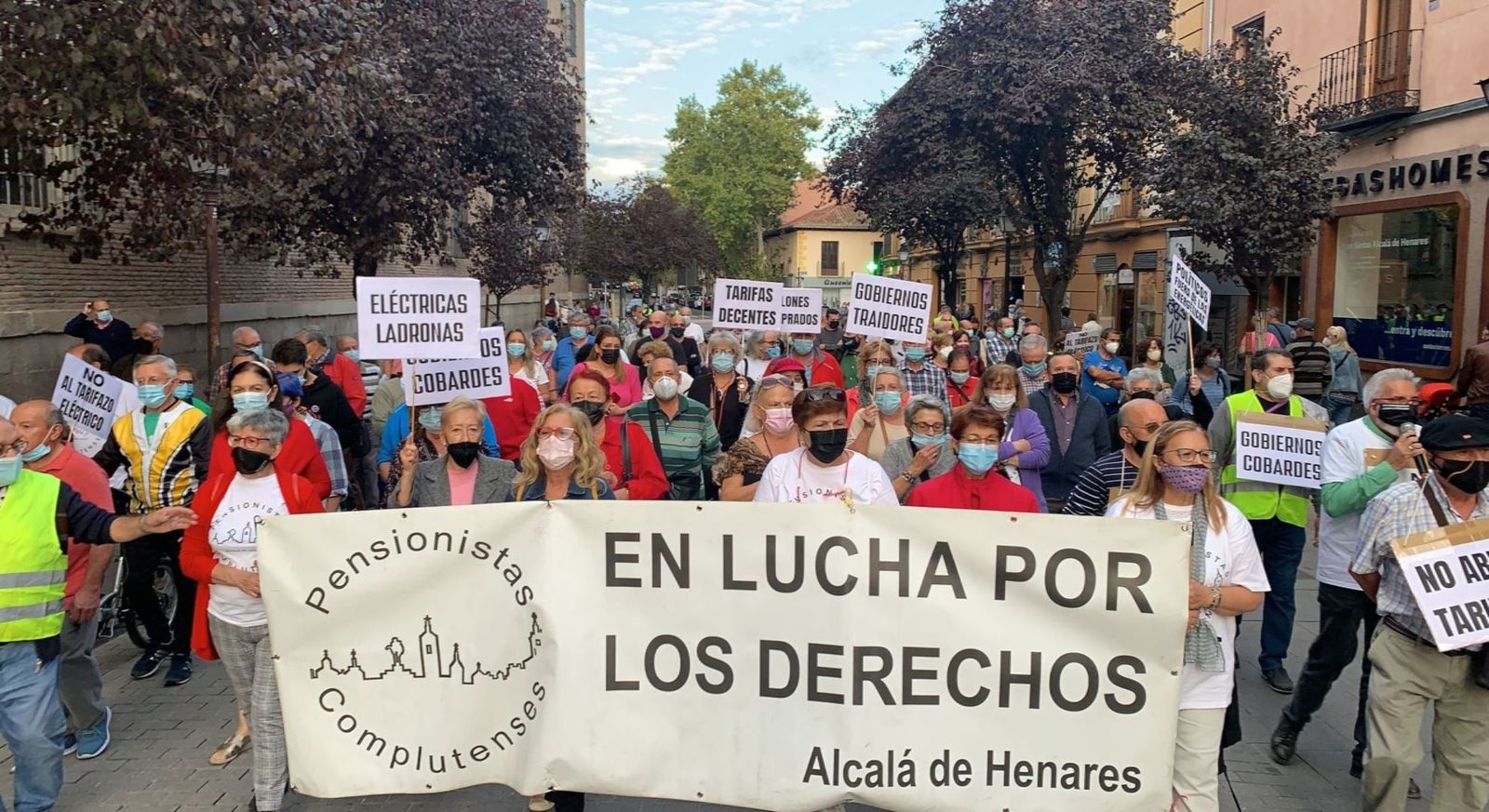 Los vecinos de Alcalá de Henares se manifiestan contra la subida del precio de la luz