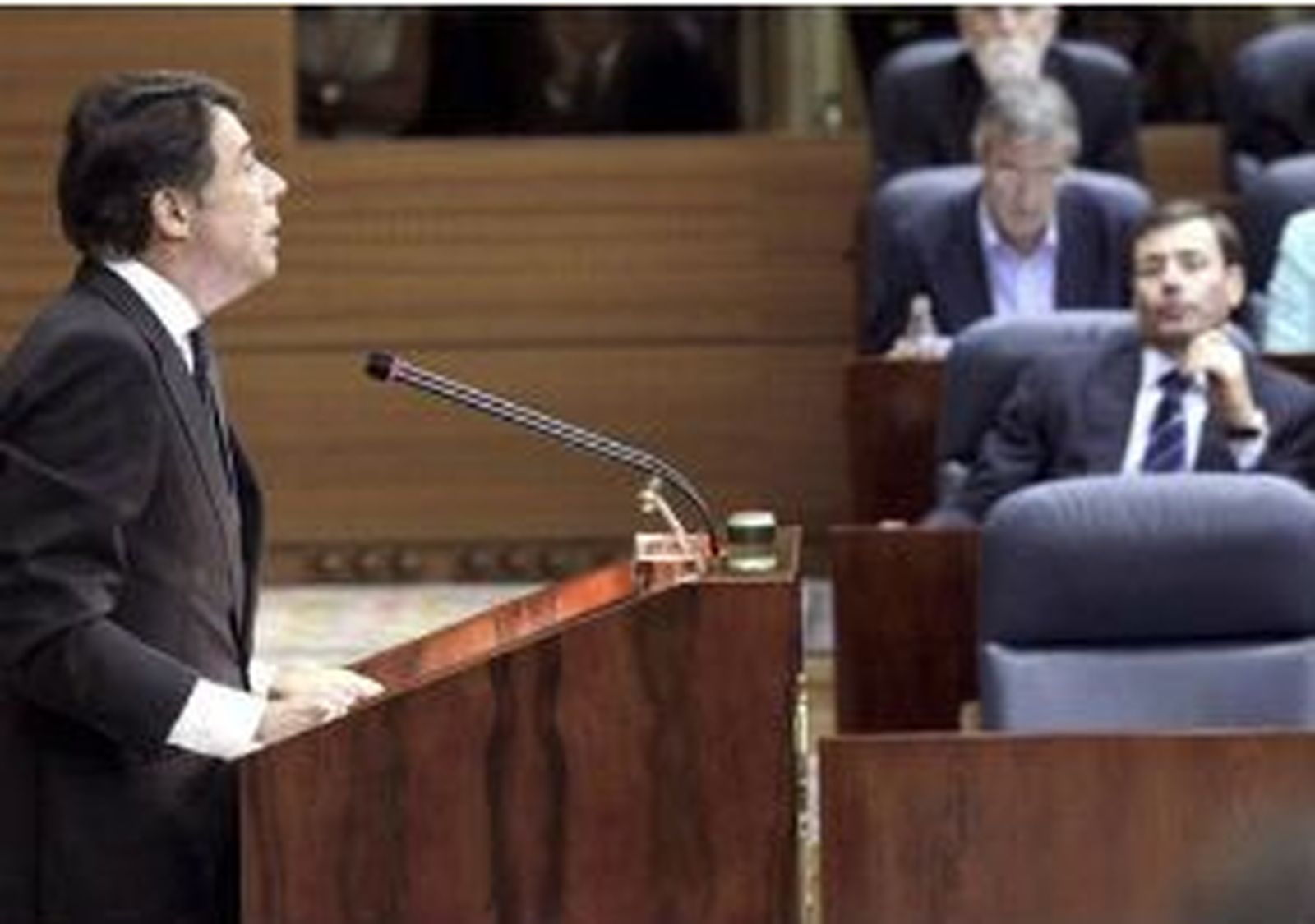 Gómez acusa al González de hacer retroceder la educación treinta años y éste le acusa de 'incoherente'