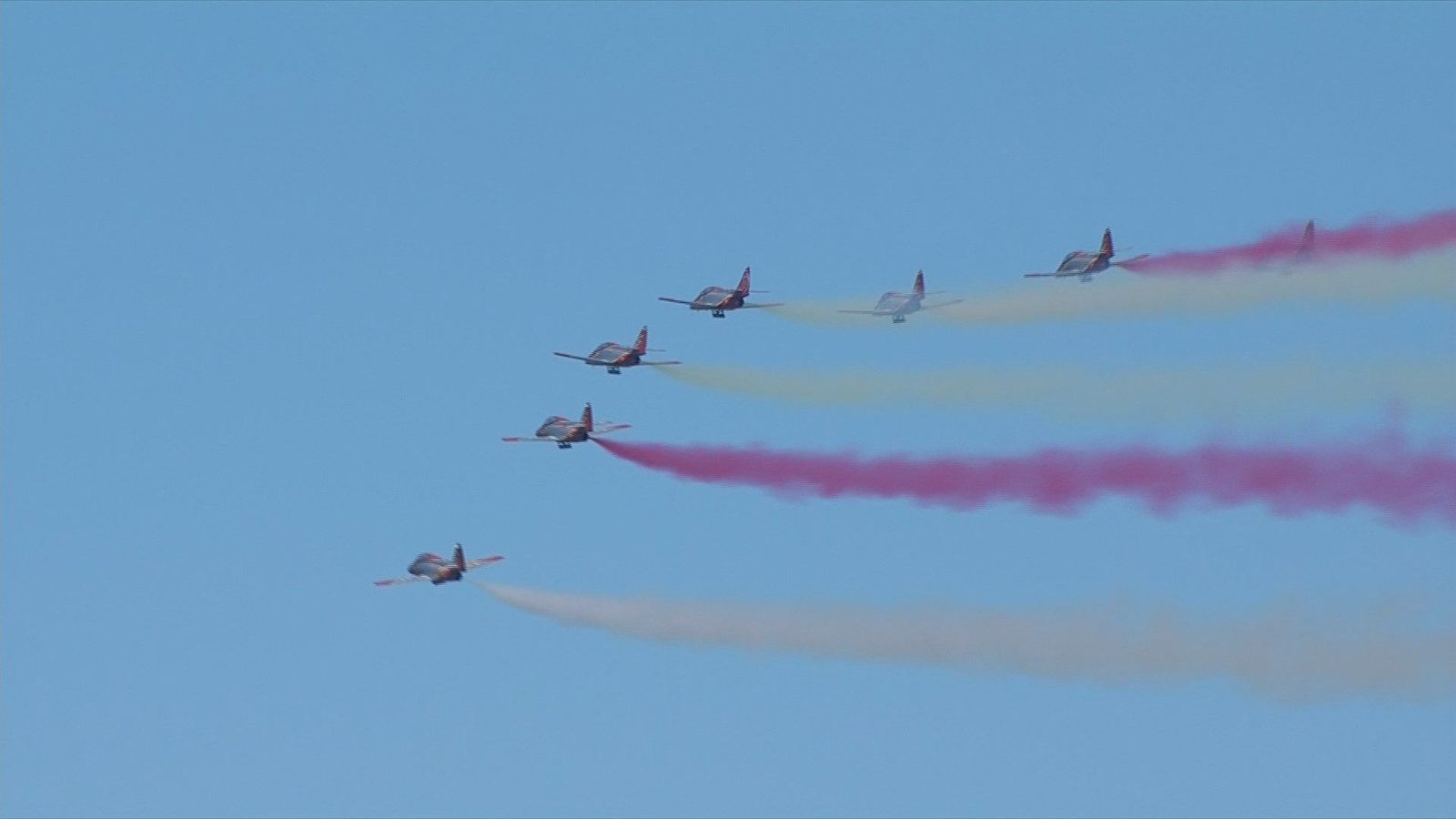 La Patrulla Águila no falla a su cita del 12 de octubre y dibuja la bandera de España sobre el cielo de Madrid
