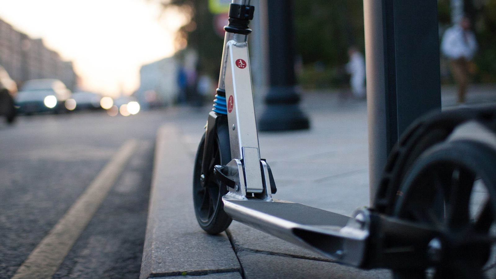 Un patinete eléctrico aparcado en la acera