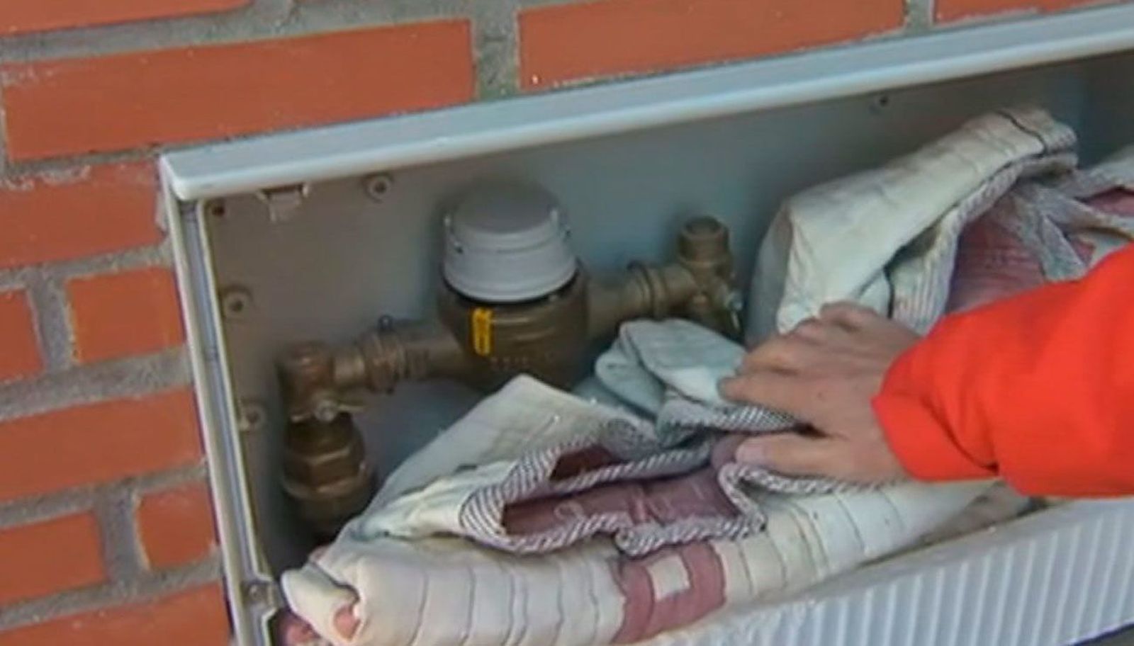 Ocho días sin agua en un edificio de Moncloa y sin respuesta del Canal de Isabel II
