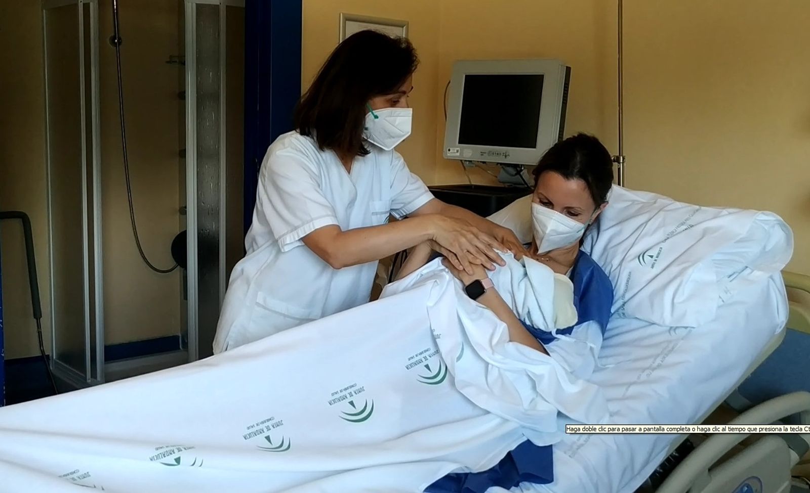 Una madre que acaba de tener un bebé en un hospital de Sevilla