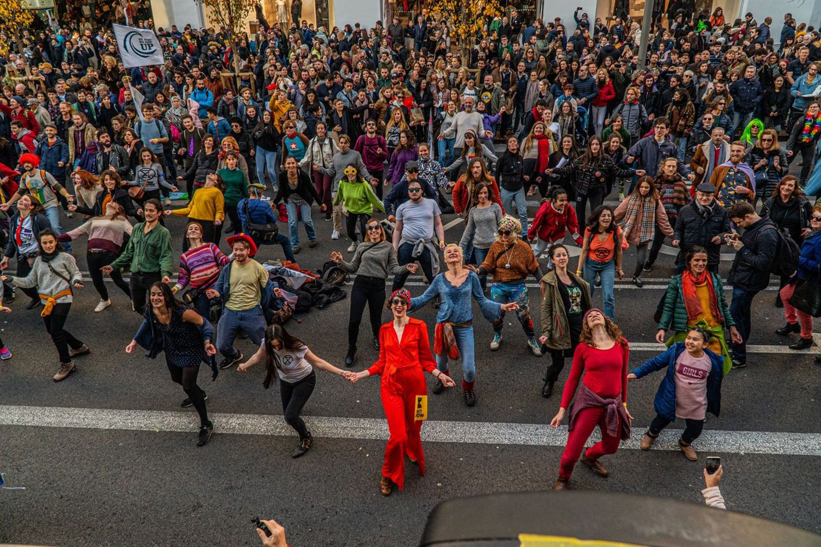 Activistas cortan la Gran Vía para exigir medidas contra el cambio climático