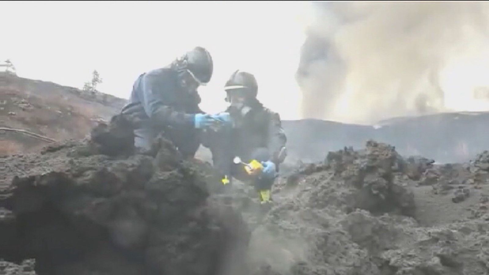 Así trabajan los encargados de medir los gases del volcán de La Palma en 'la zona cero'