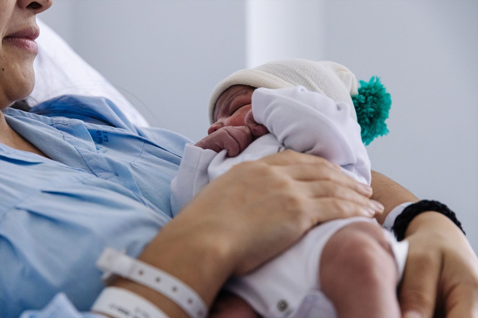 María Liz posa con su hijo Erik, que fue el primer bebé nacido en 2024 en Madrid, en el Hospital Universitario La Paz