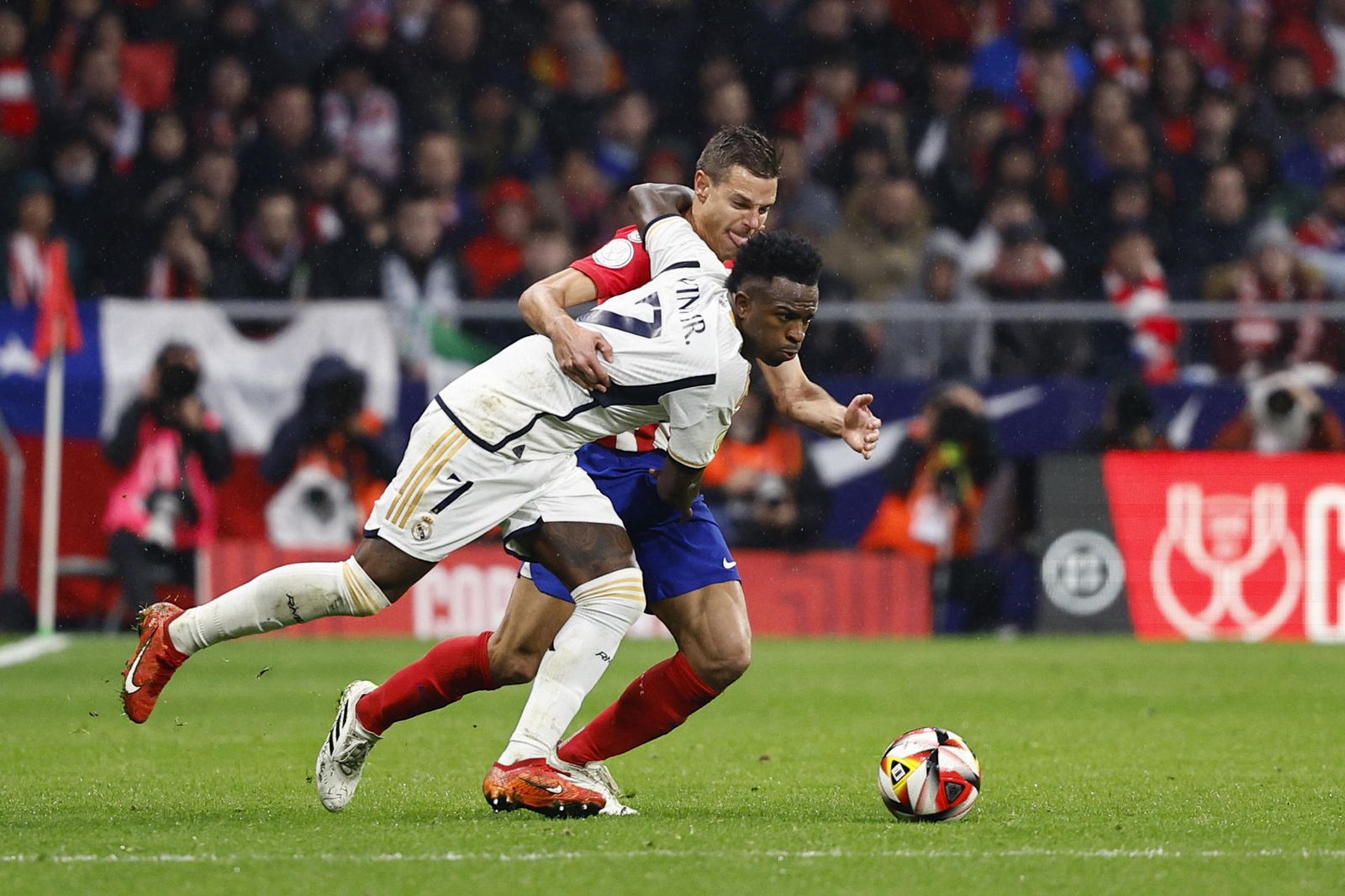 Azpilicueta pugna con Vinicius
