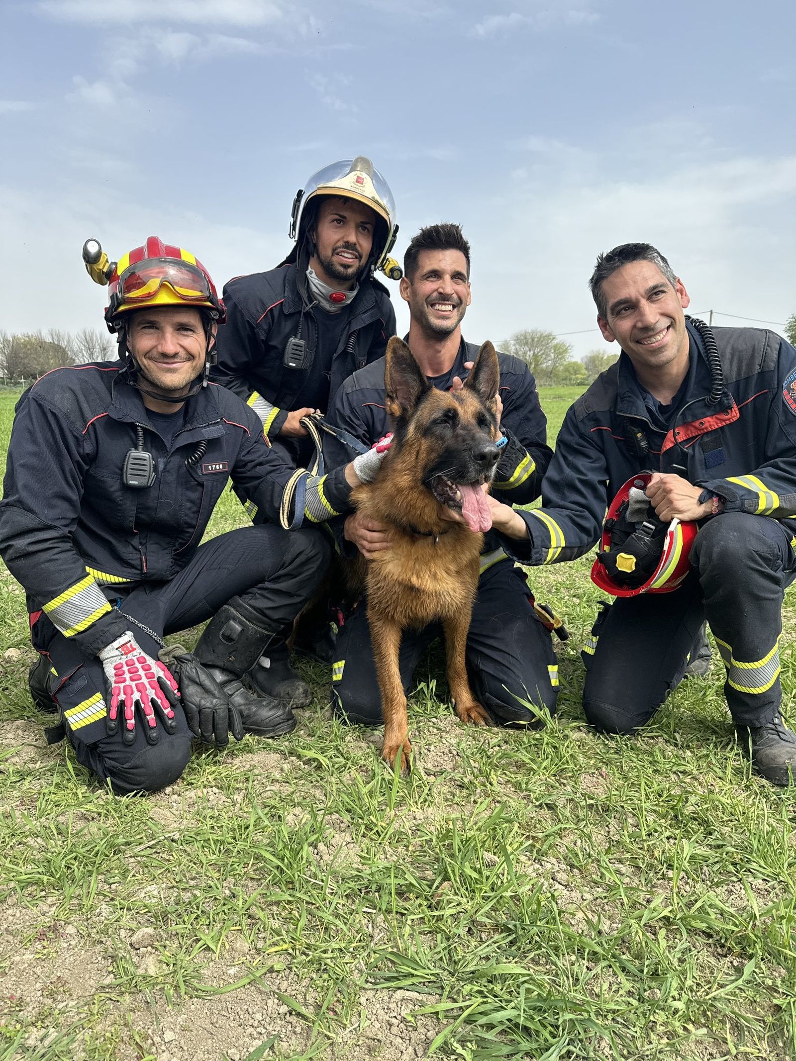 Bomberos de la Comunidad que han rescatado a 'Rock' del pozo en el que había caído