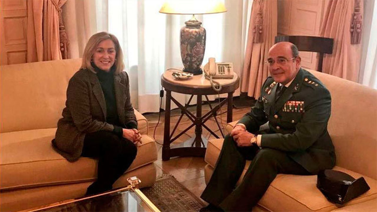 Concepción Dancausa con el coronel López de los Cobos