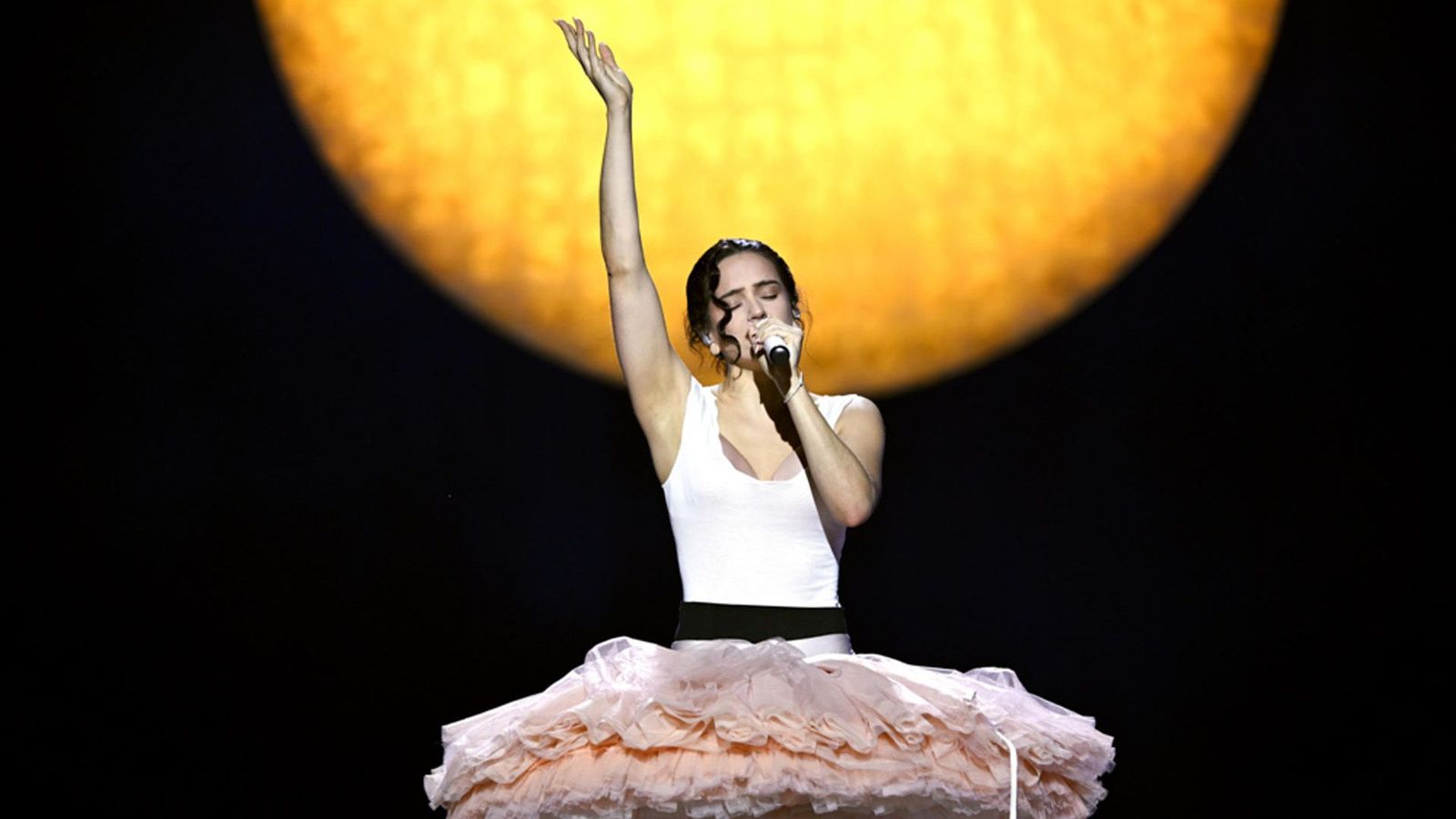 Rosalía deslumbra en Lyon en el inicio del 'Lux Tour'